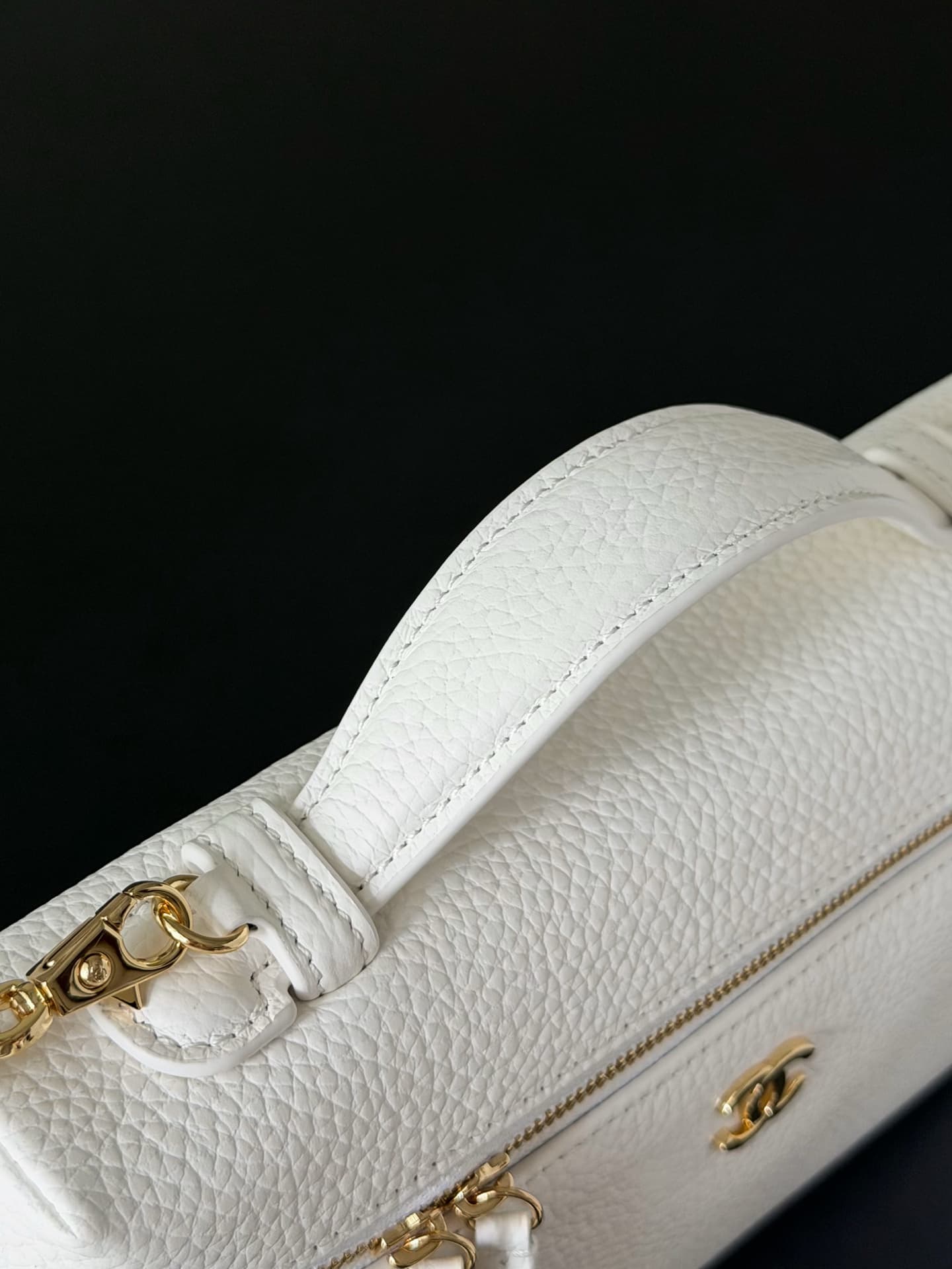 Chanel Large Vanity with chain Grained Calfskin & Gold-Tone Metal White AS5347 A