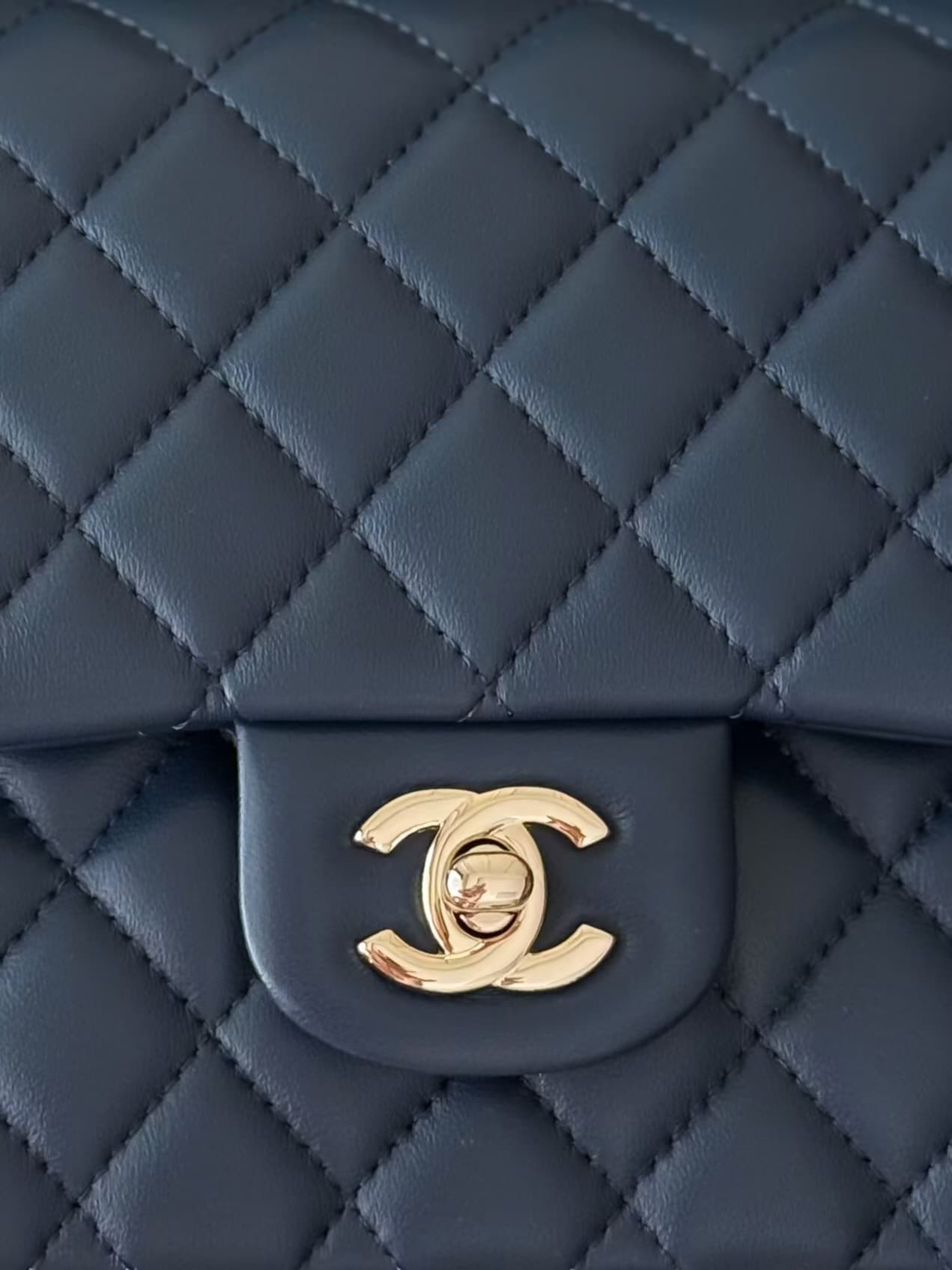 Chanel Medium CLASSIC HANDBAG Lambskin Dark Blue Gold Metal TOP