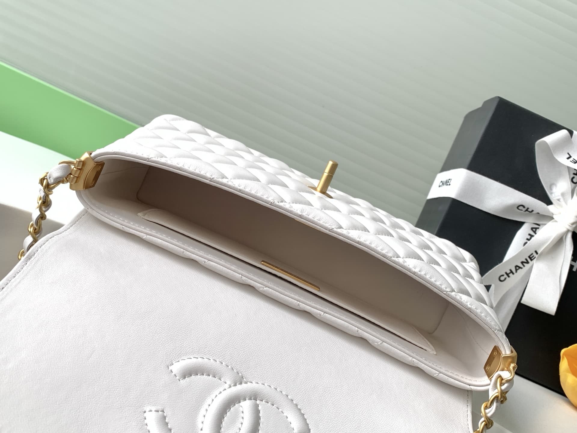 FLAP BAG WITH TOP HANDLE Lambskin Gold-Metal AS5356 White A