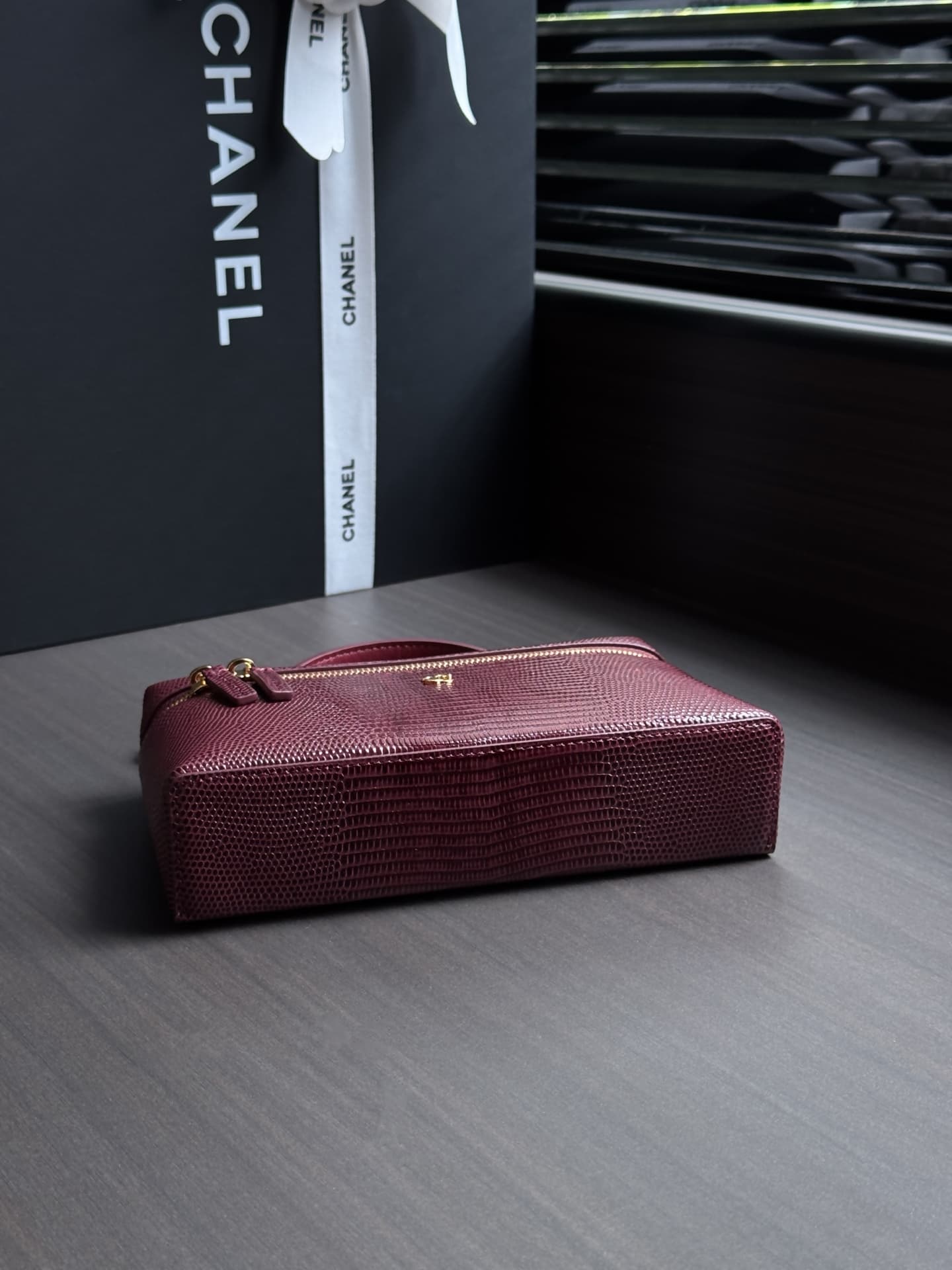 Chanel Small Vanity with chain Lizard Embossed Calfskin & Gold-Tone Metal Burgundy AS5195 A