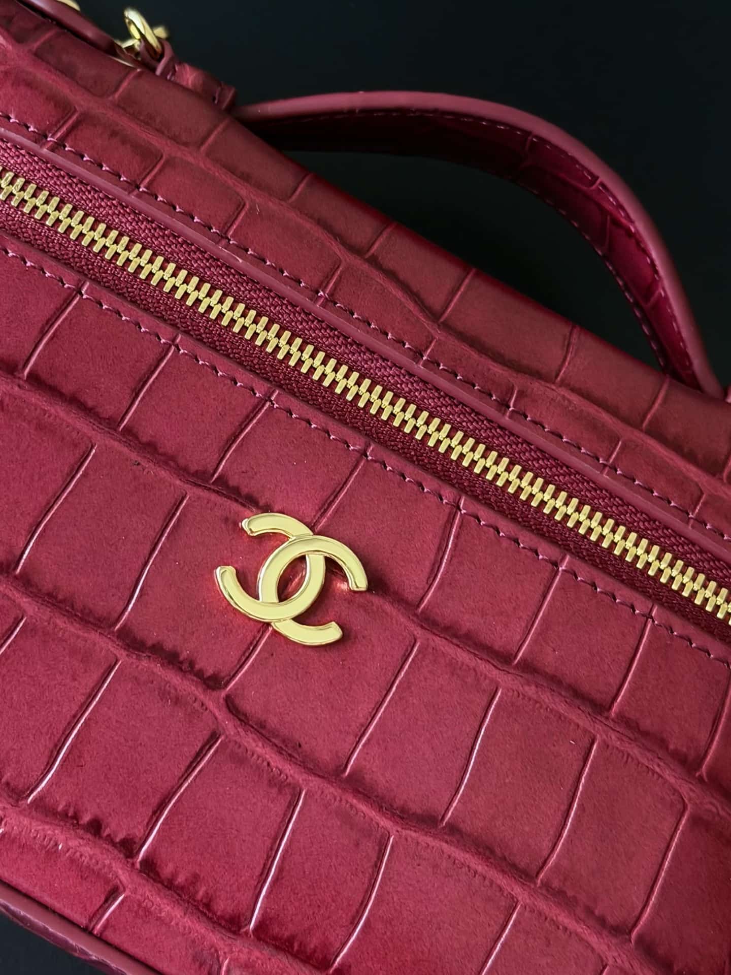 Chanel Small Vanity with chain Crocodile Embossed Calfskin & Gold-Tone Metal Burgundy AS5346 A