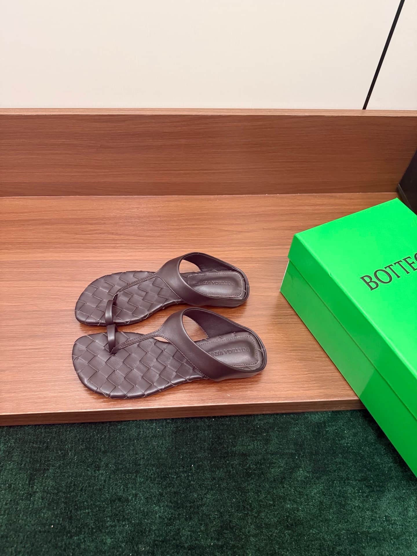 Bottega Veneta Livia Flat Thong Sandal Shoes Women