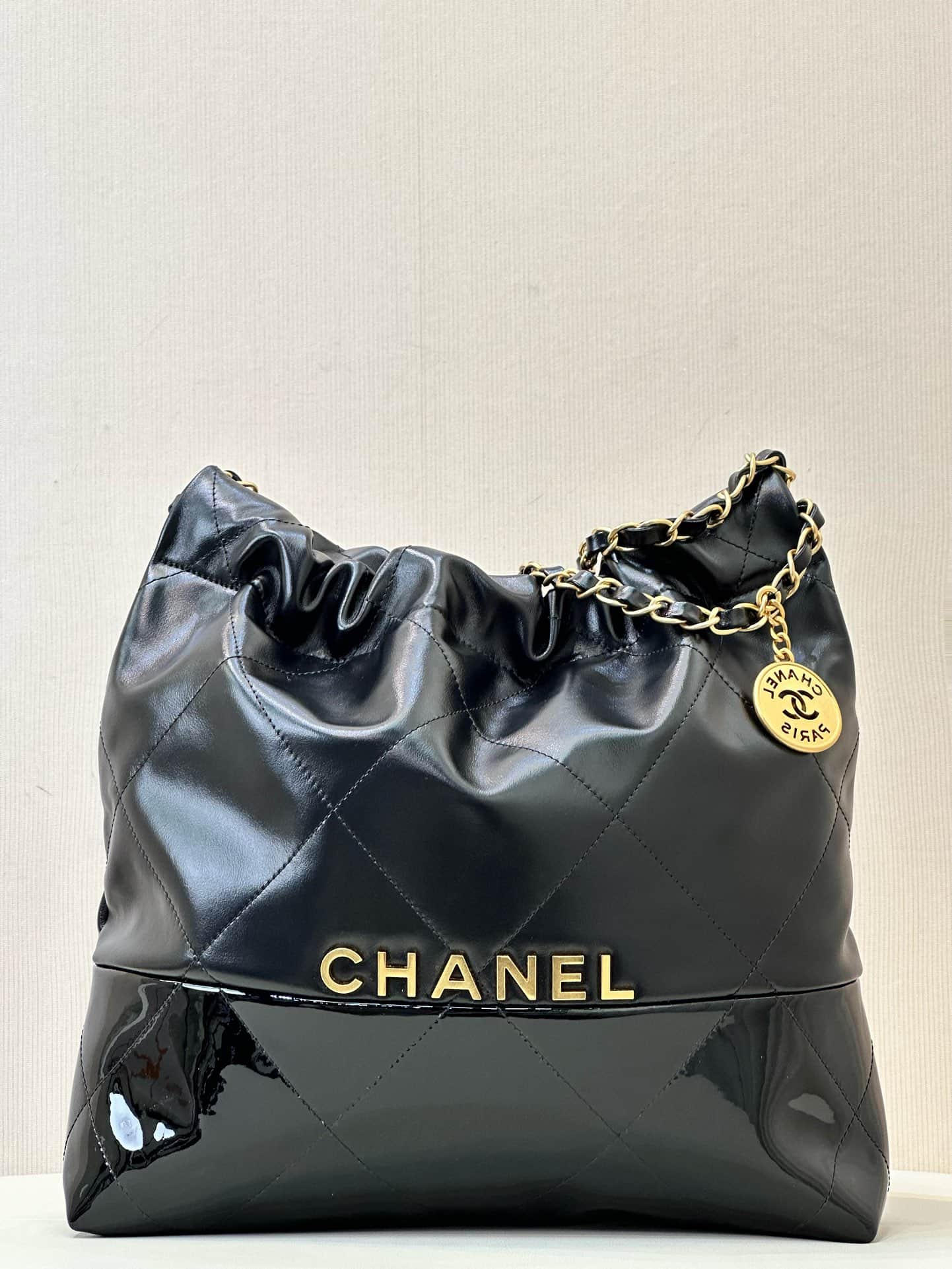 Chanel 22 Small handbag patent leather &Gold-tone metal AS3260 Black TOP