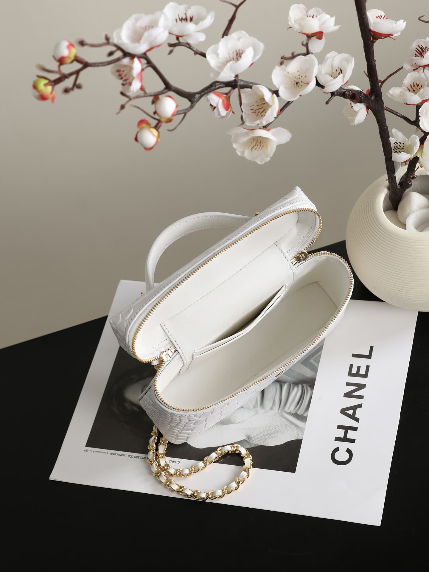 Chanel Vanity with Chain Crocodile-embossed leather& Gold-Tone Metal White AP5195 A