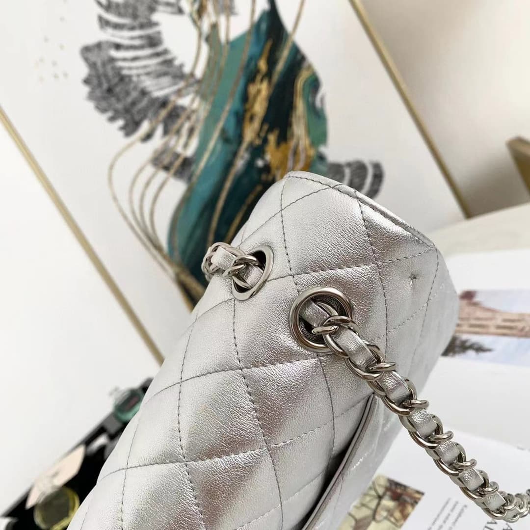 Medium CLASSIC HANDBAG Iridescent Lambskin & Silver-Tone Metal Silver A