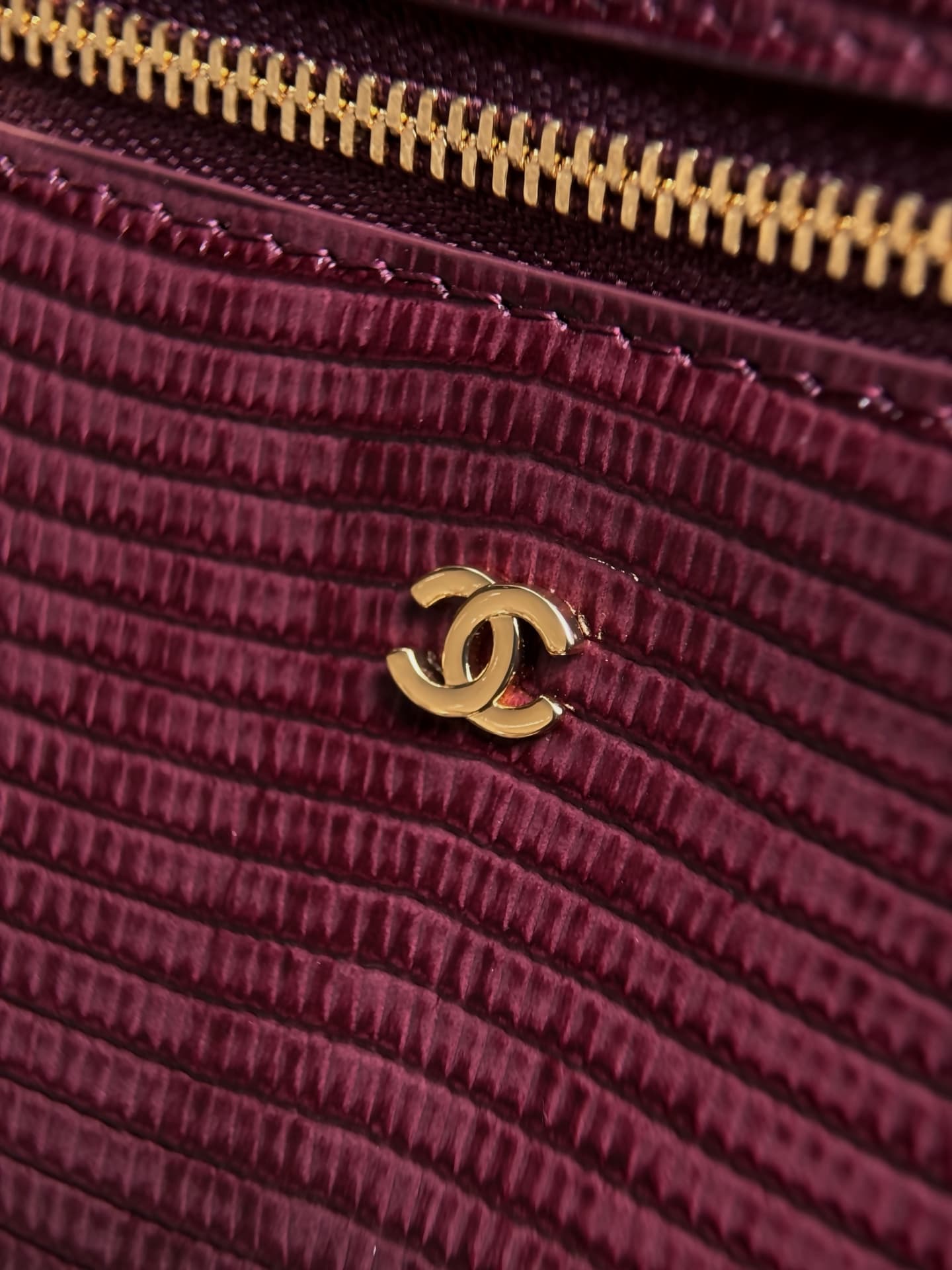 Chanel Small Vanity with chain Lizard Embossed Calfskin & Gold-Tone Metal Burgundy AS5195 A