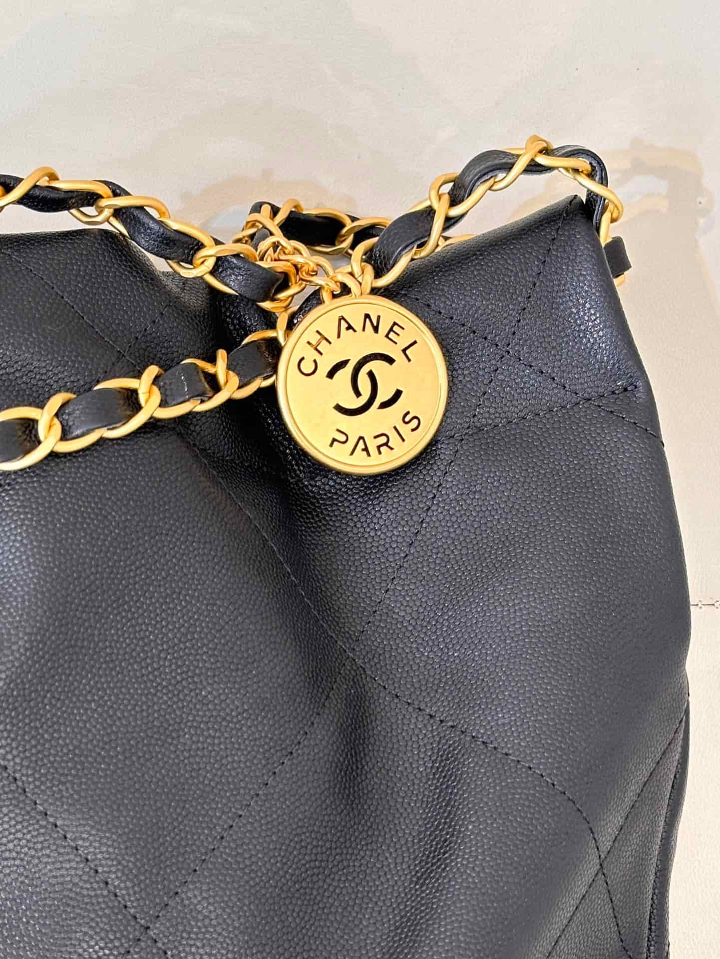 Chanel 22 Small handbag Shiny calfskin & gold-tone metal AS3260 Black TOP