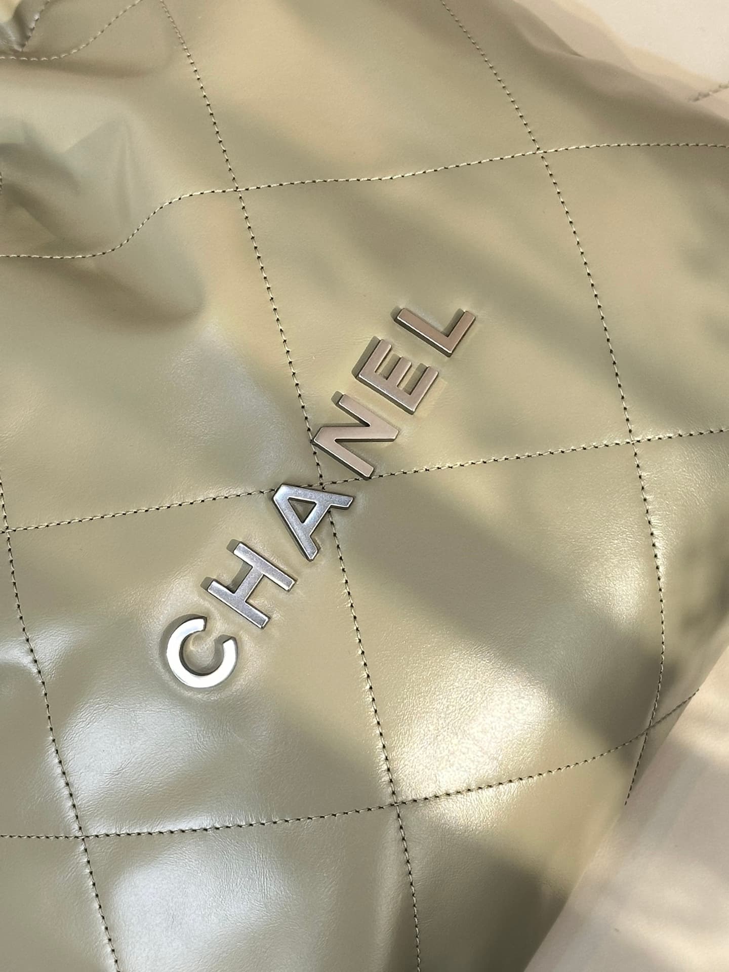 Chanel 22 Small handbag Shiny calfskin & silver-tone metal AS3260 Green TOP