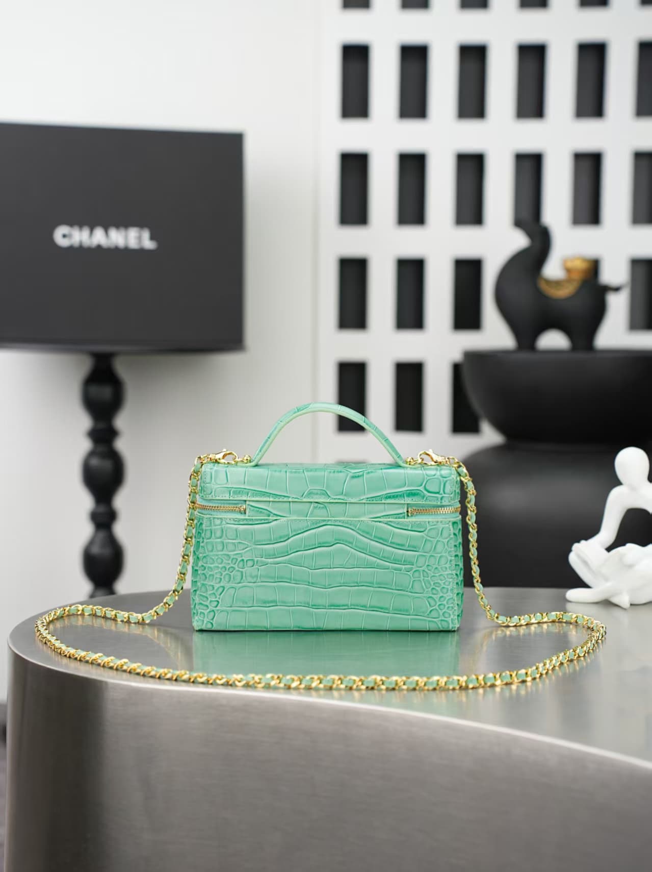 Chanel Small Vanity with chain crocodile-embossed calfskin& Gold-Tone Metal Green AS5346 A