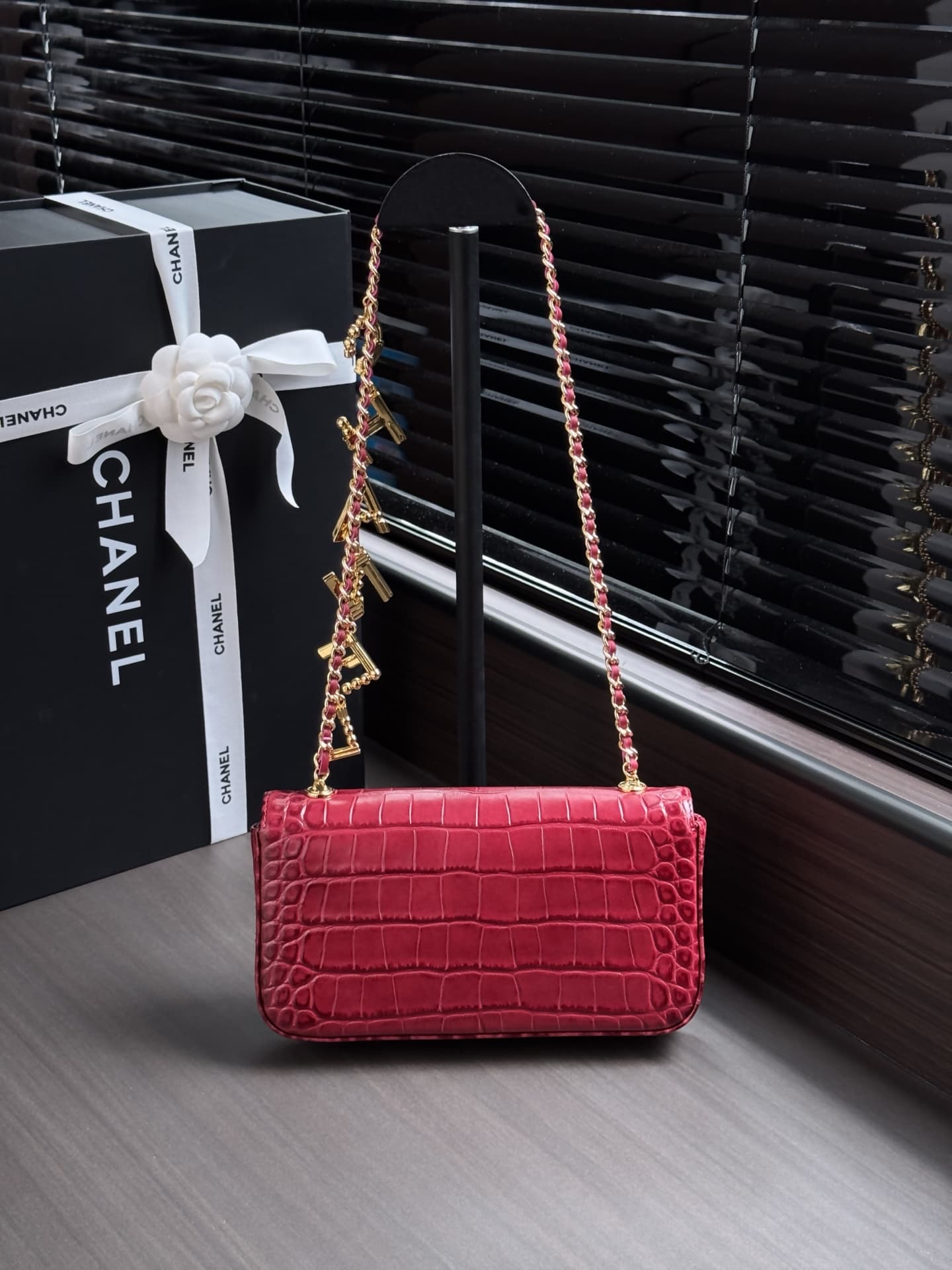 Chanel Flap Bag crocodile-embossed calfskin& Gold-Tone Metal Red AS6340 A