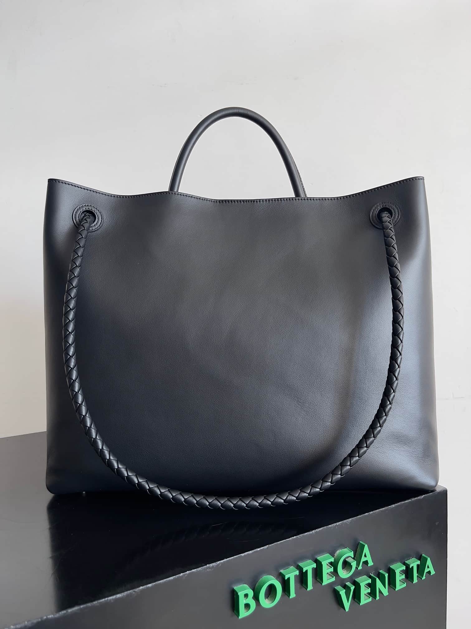 BV Andiamo Large tote bag in black calfskin leather TOP