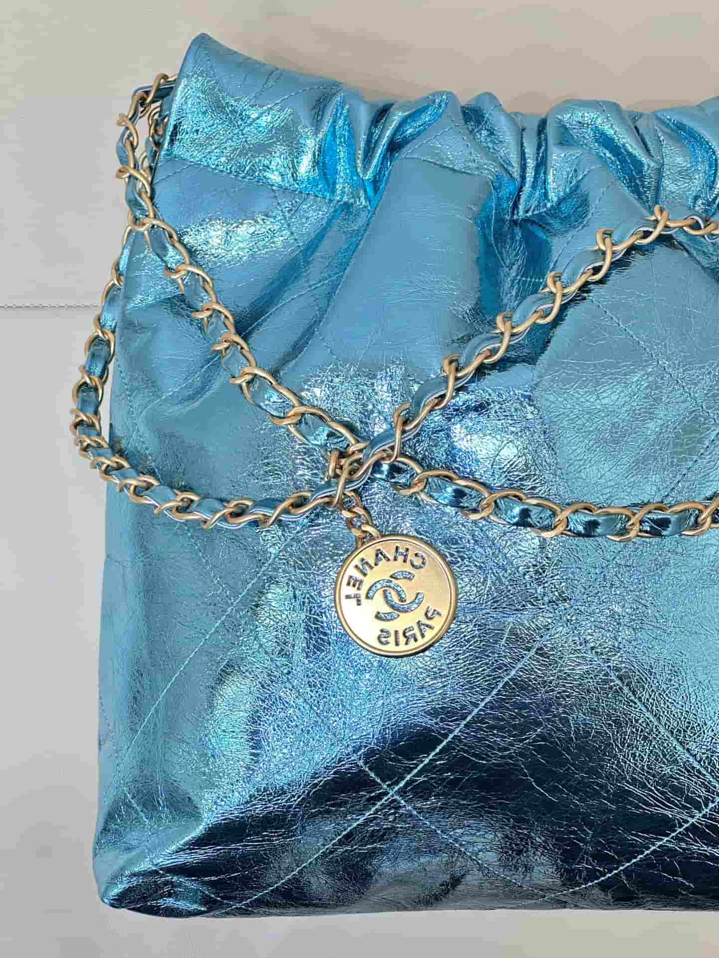Chanel 22 Small handbag Metallic Calfskin & gold-tone metal AS3260 Blue TOP