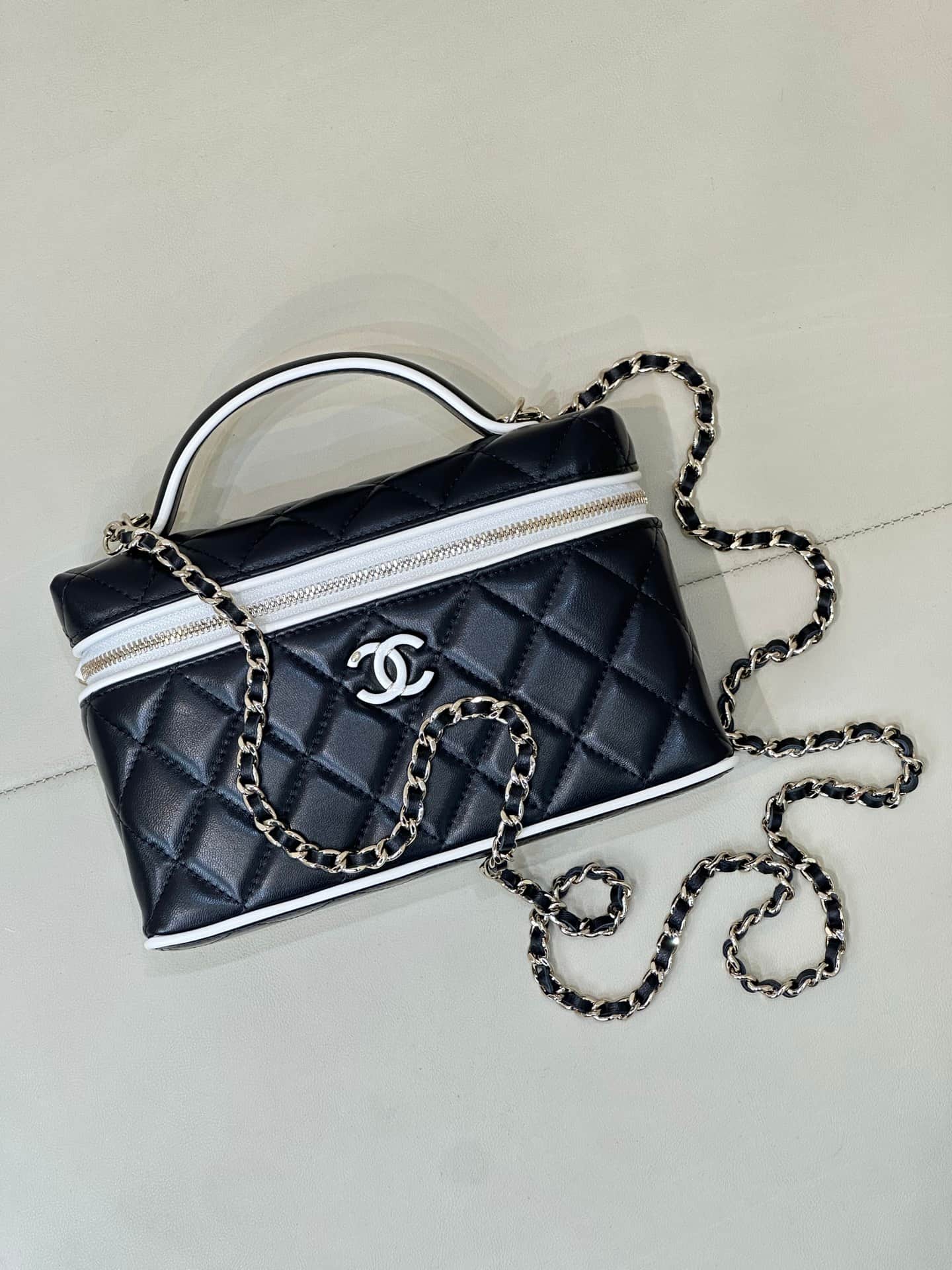 Chanel Vanity with Chain Lambskin & Gold-Tone Metal Black AP5240 TOP