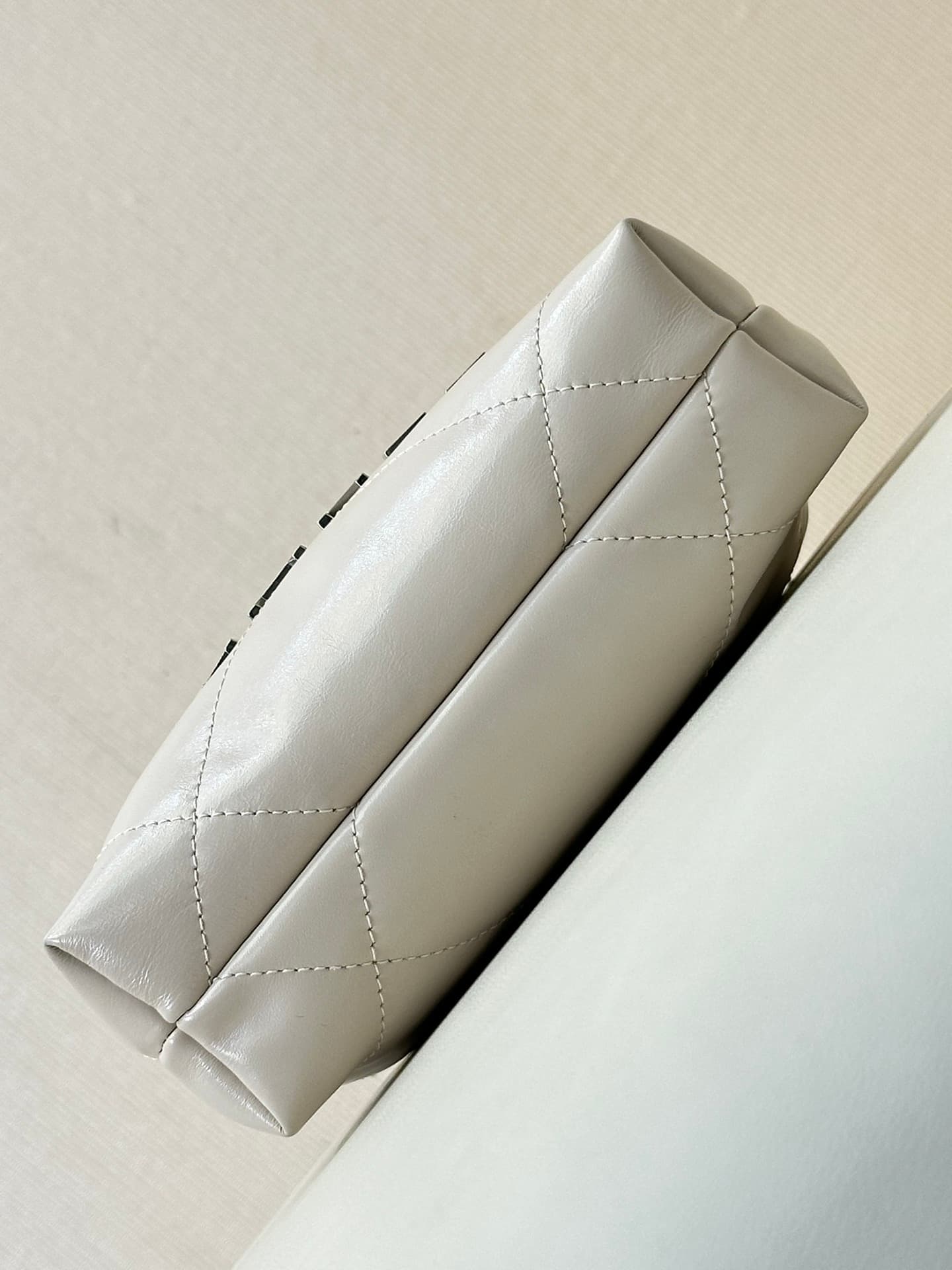 Chanel 22 MINI HANDBAG Shiny Calfskin White & Silver-Tone Metal AS3980 TOP
