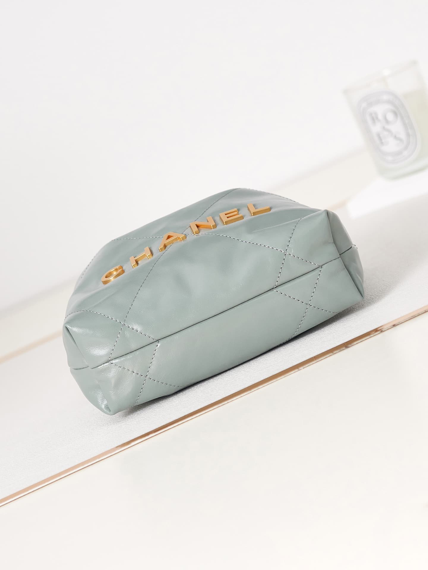 Chanel 22 MINI HANDBAG Shiny Calfskin & Gold-Tone Metal AS3980 A