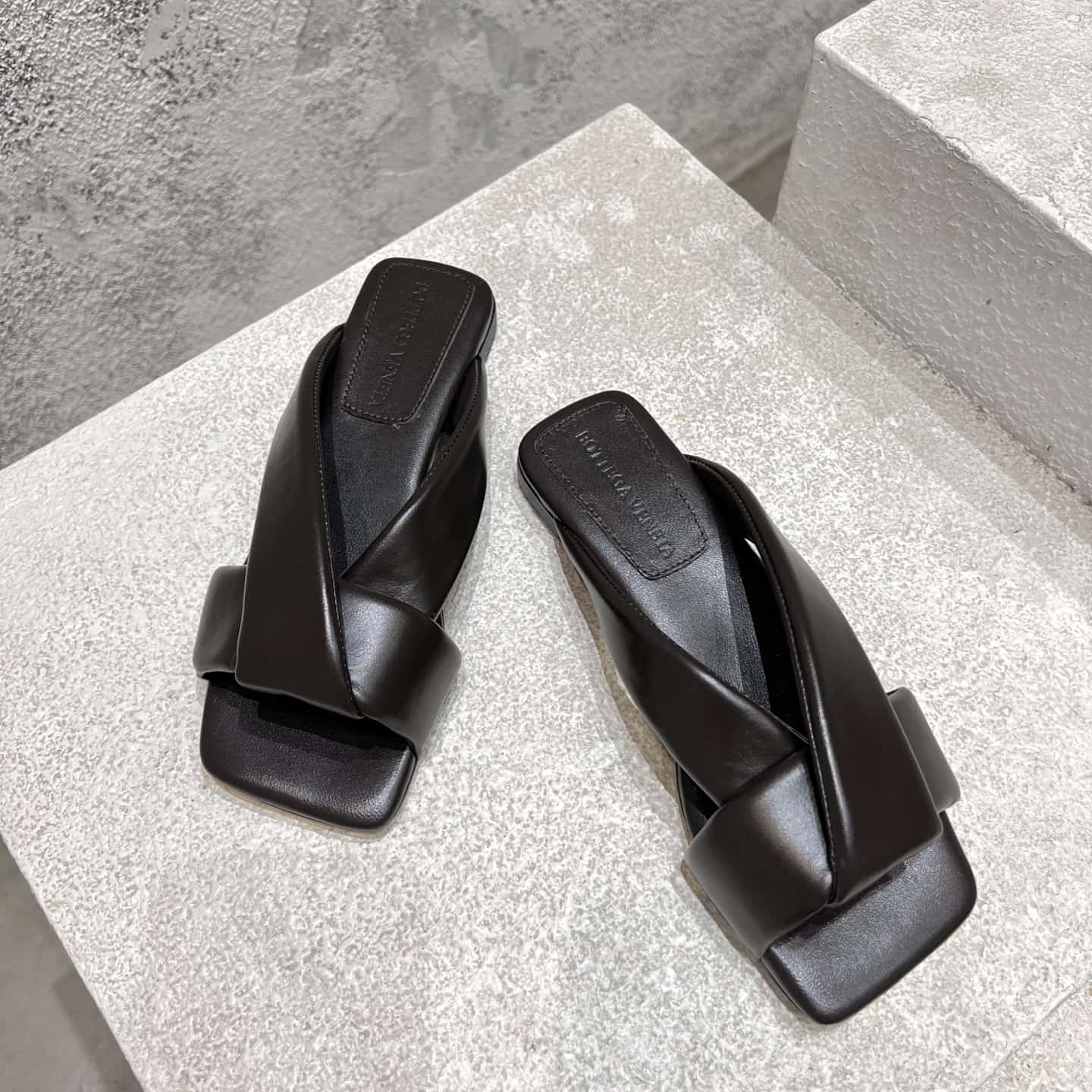 BOTTEGA VENETA Riva Micro Woven Nappa Leather Kitten Sandal Shoes Women
