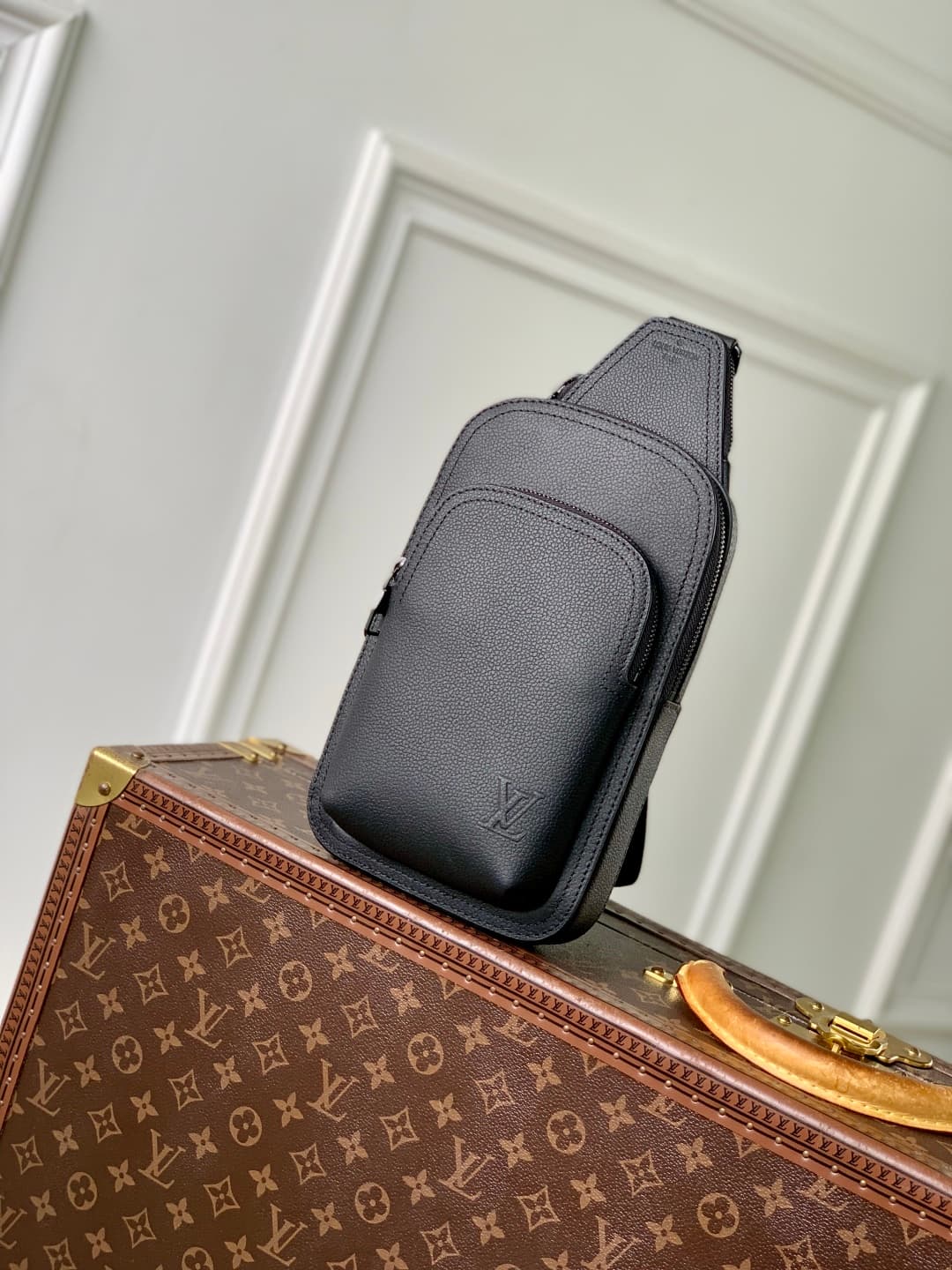 Louis Vuitton Avenue Slingbag PM  LV Aerogram Waxy calfskin M15255 Black High