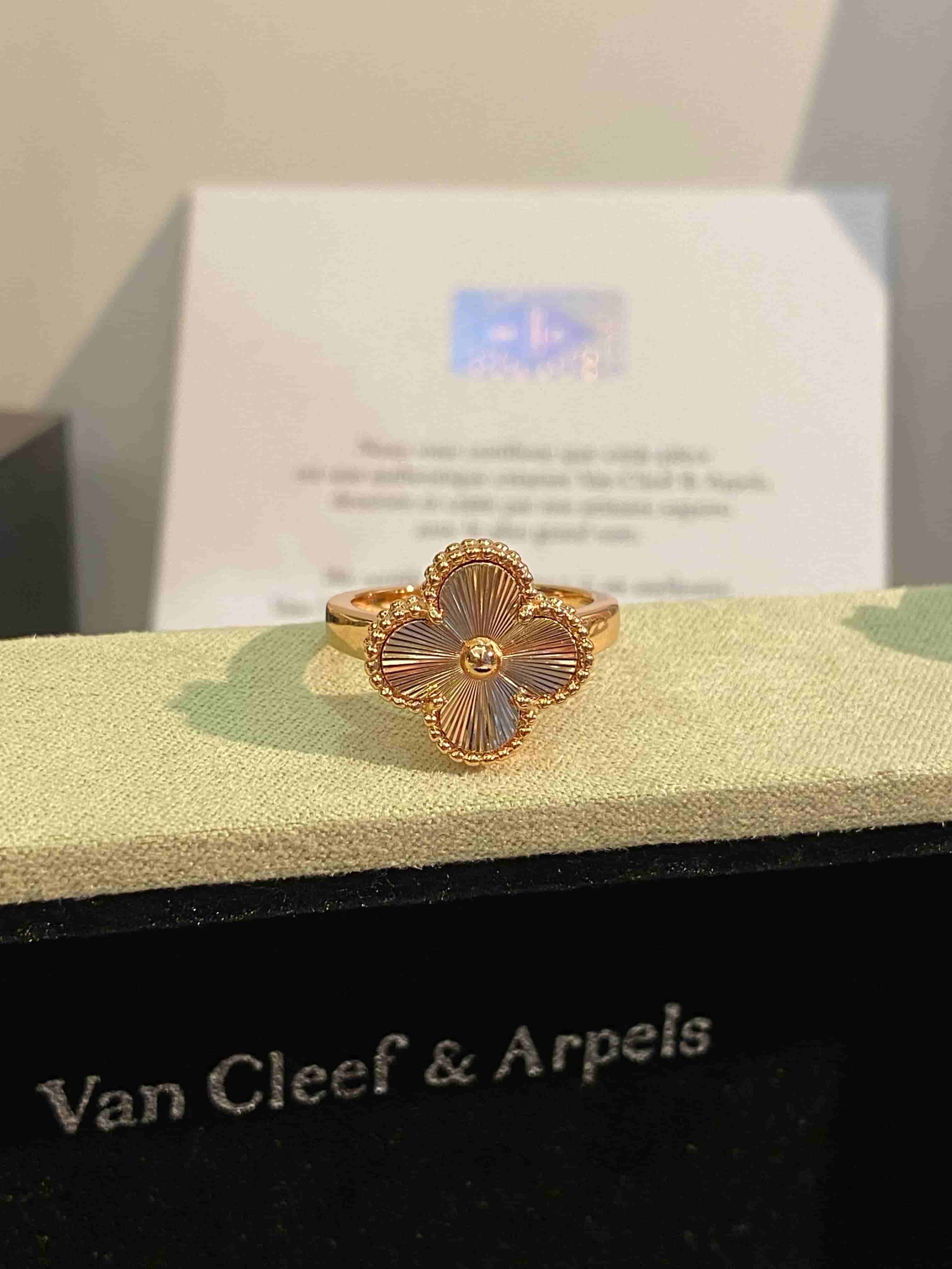 Van Cleef & Arpels Ring V gold High