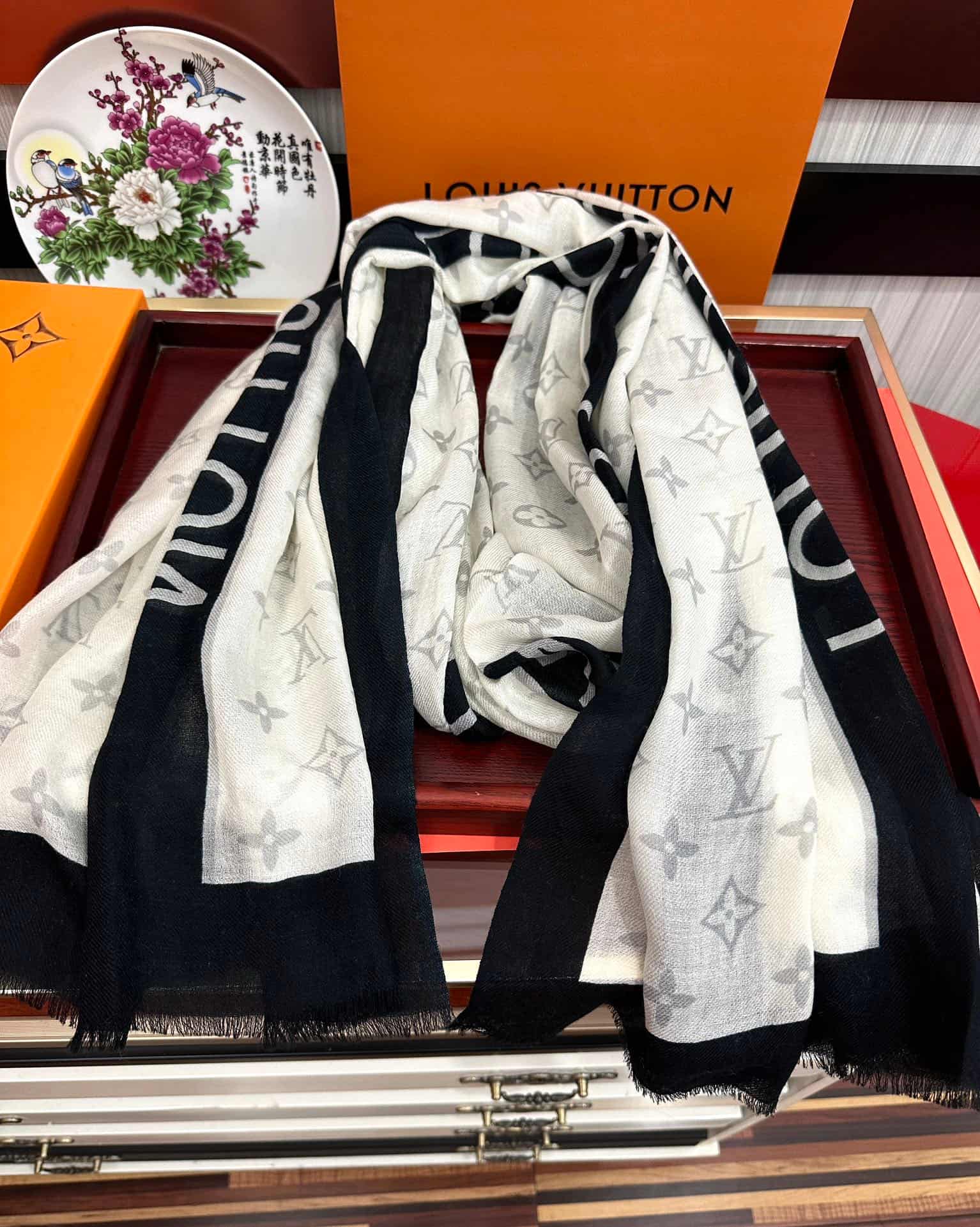 Louis Vuitton Monogram Blast scarf