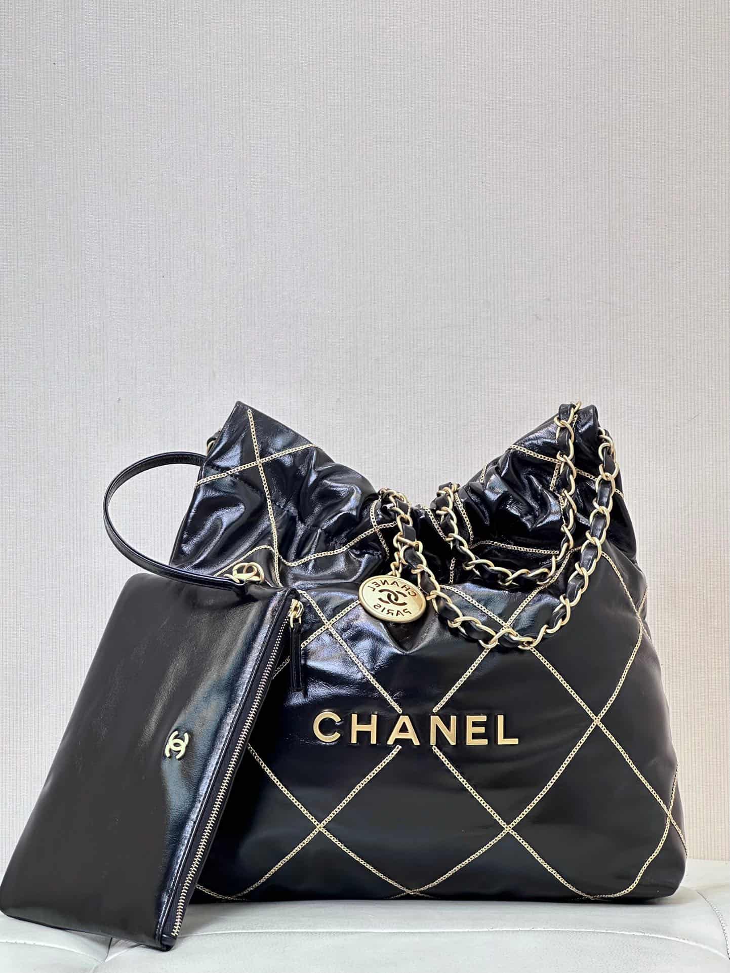 Chanel 22 Small handbag Shiny calfskin & Gold-tone metal AS3260 Black TOP