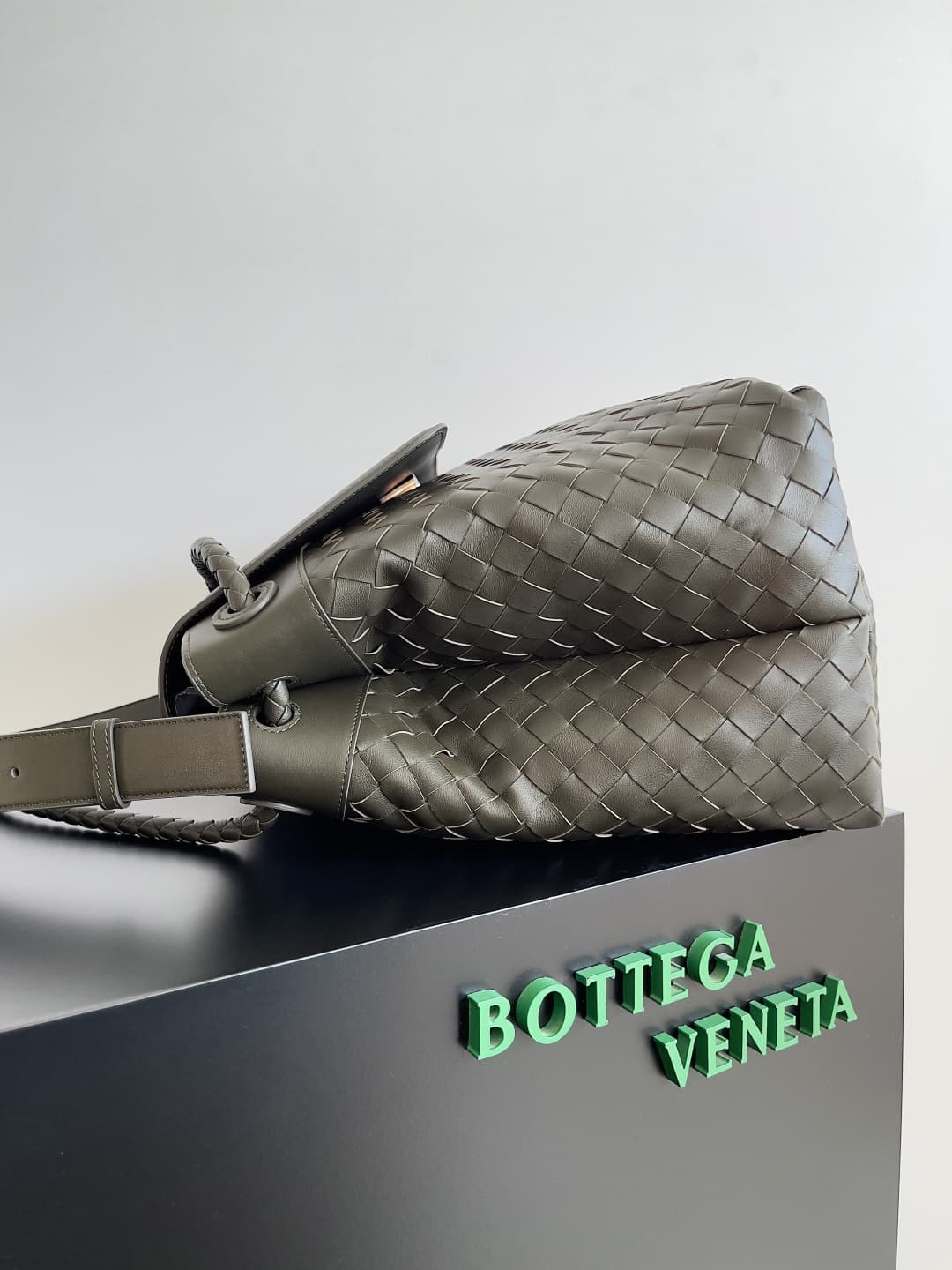 BV Large Andiamo Messenger Top