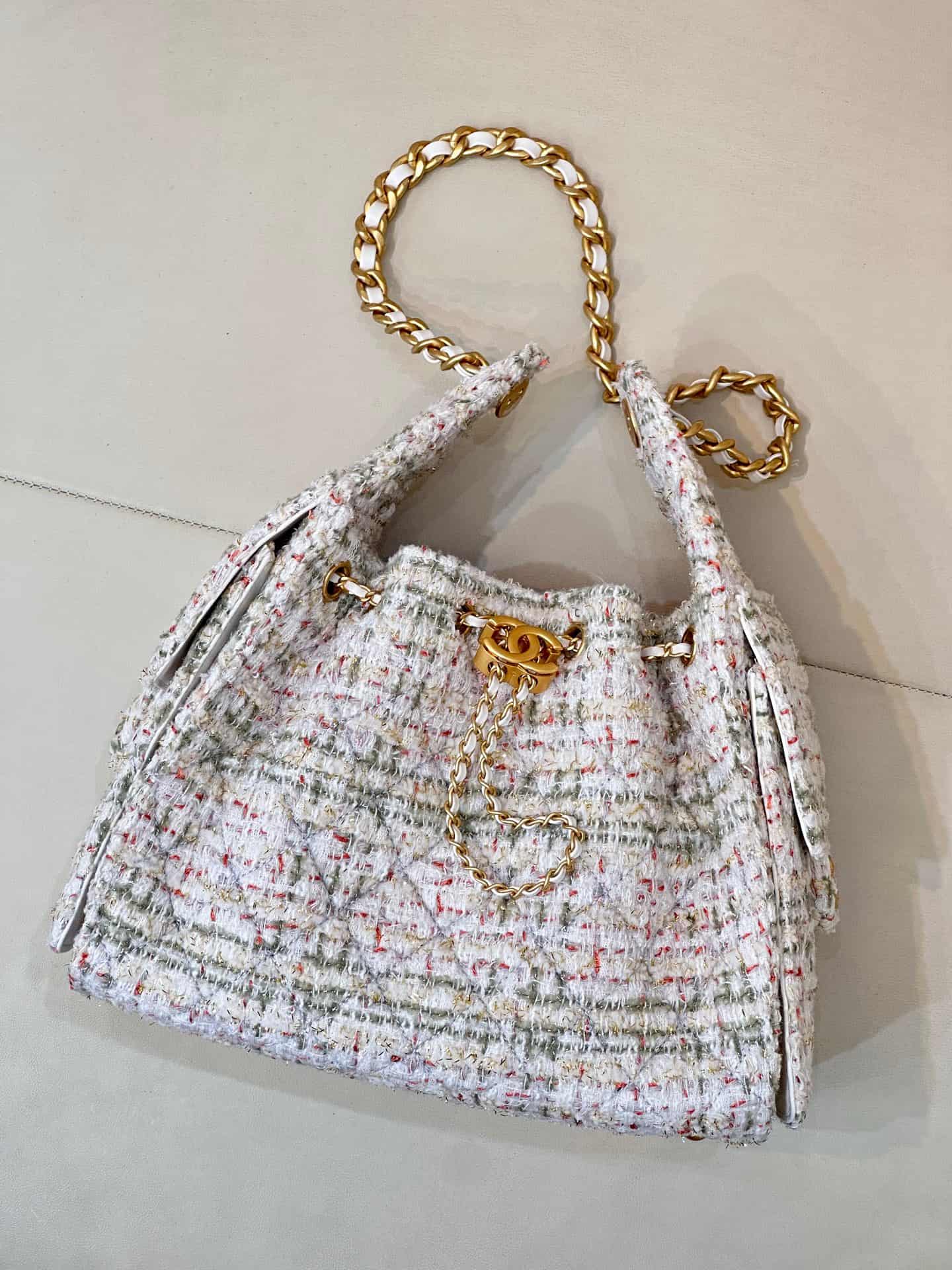 Chanel 25 Small Hobo handbag AS5293 Wool Tweed & Gold-Tone Metal Ecru Khaki Gold & Red TOP