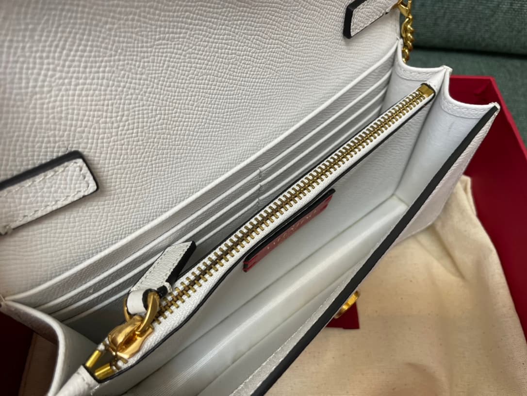 Valentino Garavani VLogo signature wallet on chain bag Grainy Calfskin Whtie High