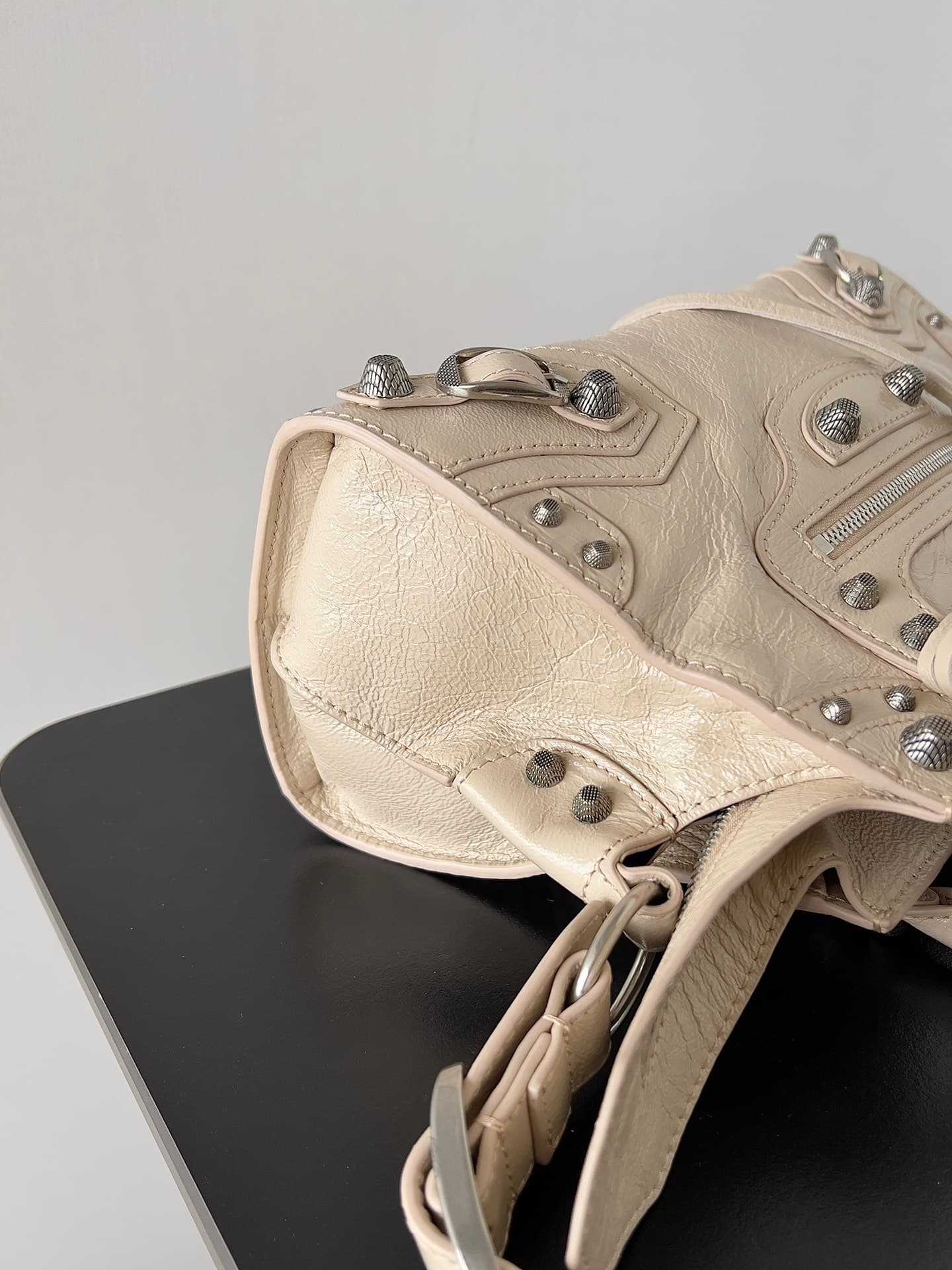 Balenciaga Small Neo Cagole City bag in beige lambskin leather High