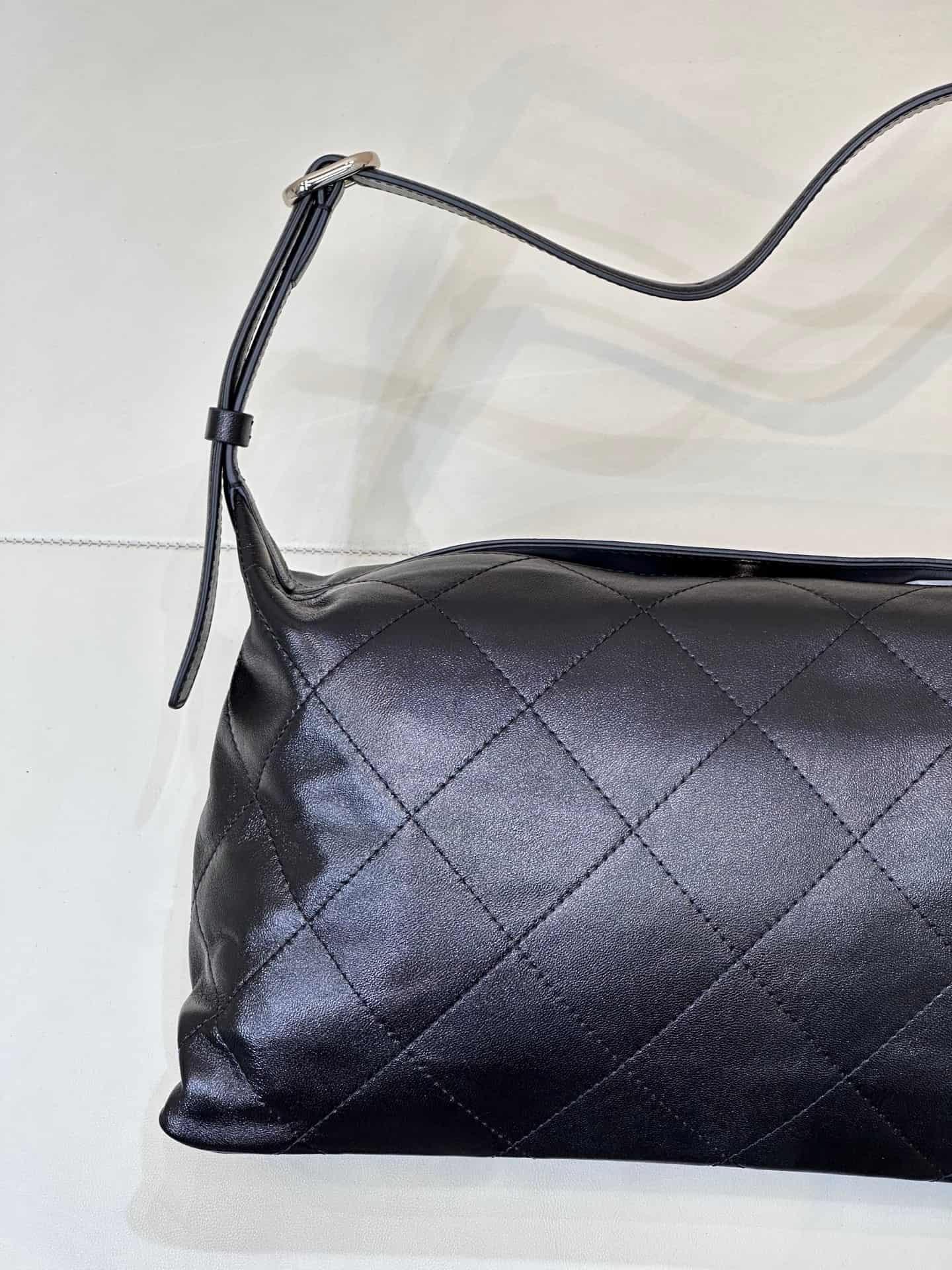 Chanel Maxi Hobo Bag Shiny Lambskin & Gold-Tone Metal AS6139 Black TOP