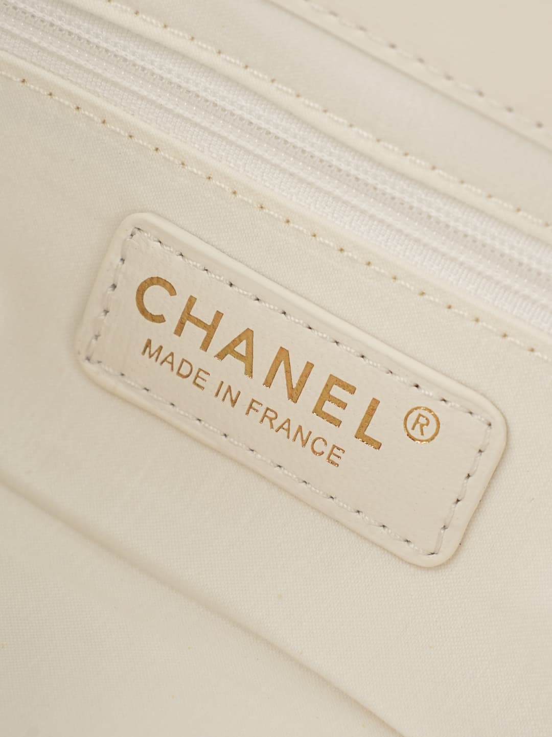 Chanel Maxi Hobo Bag Shiny Lambskin & Gold-Tone Metal AS6139 White A