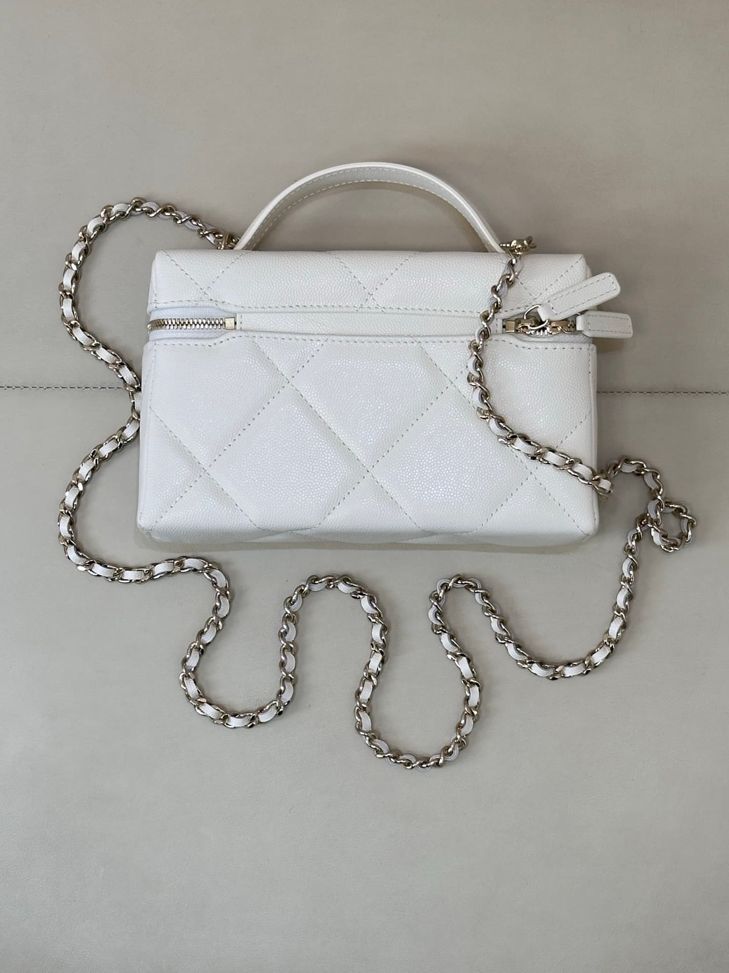 Chanel Vanity with Chain Grained Shiny Calfskin & Gold-Tone Metal White AP4936 TOP
