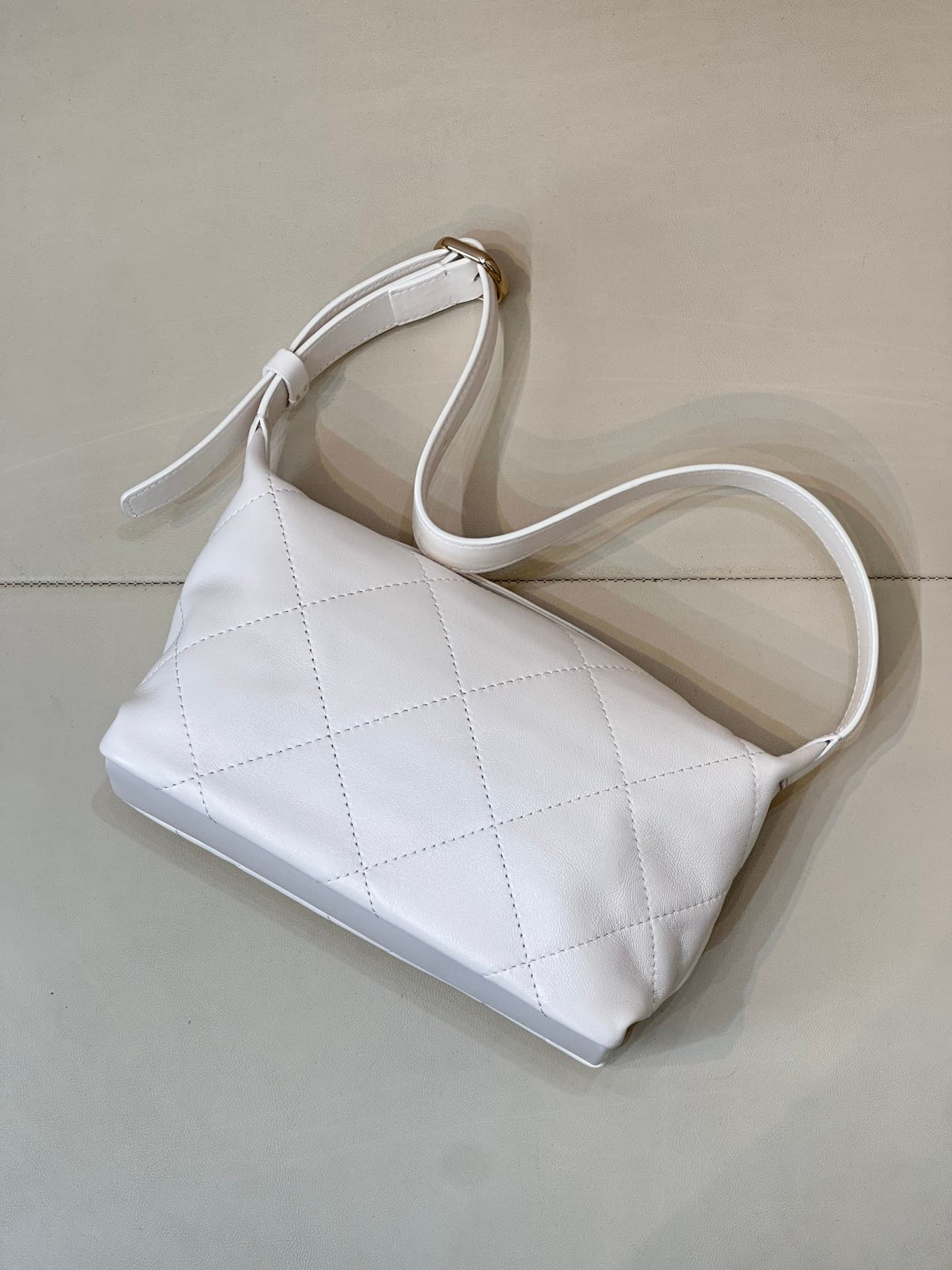 Chanel Hobo Bag Shiny Lambskin & Gold-Tone Metal AS6138 White TOP