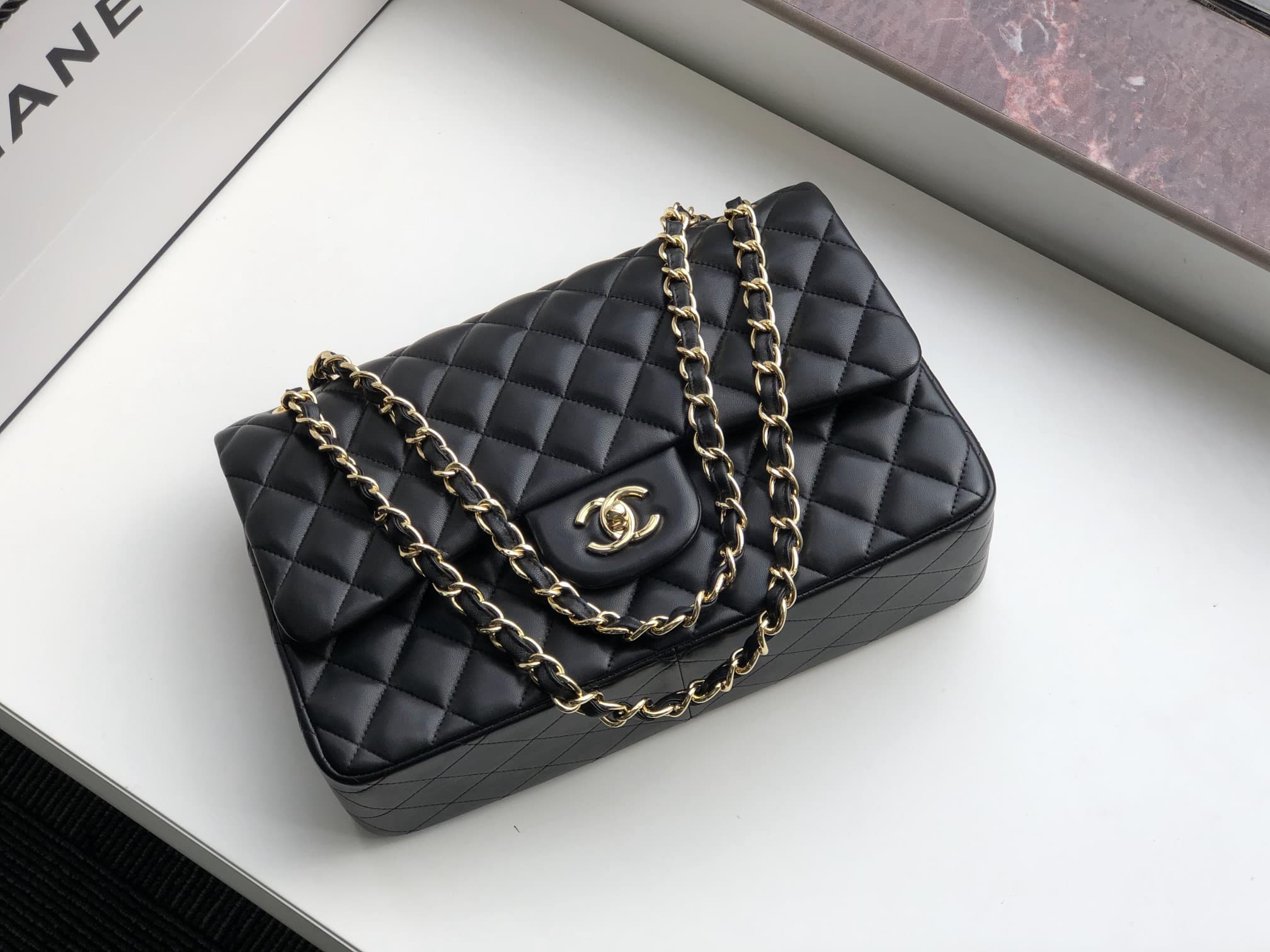 Large CLASSIC HANDBAG Lambskin Gold Metal Black A