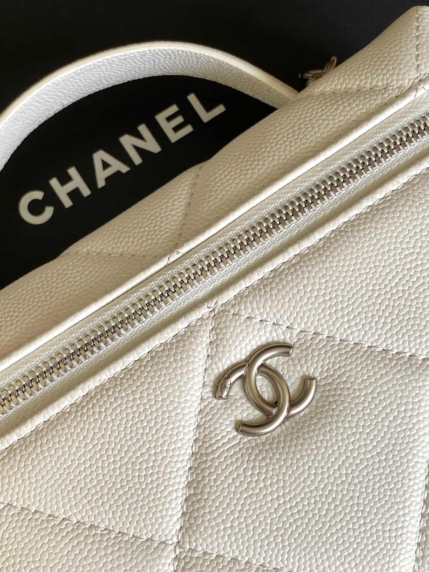 Chanel Vanity with Chain Grained Shiny Calfskin & Silver-Tone Metal White AP4936 A