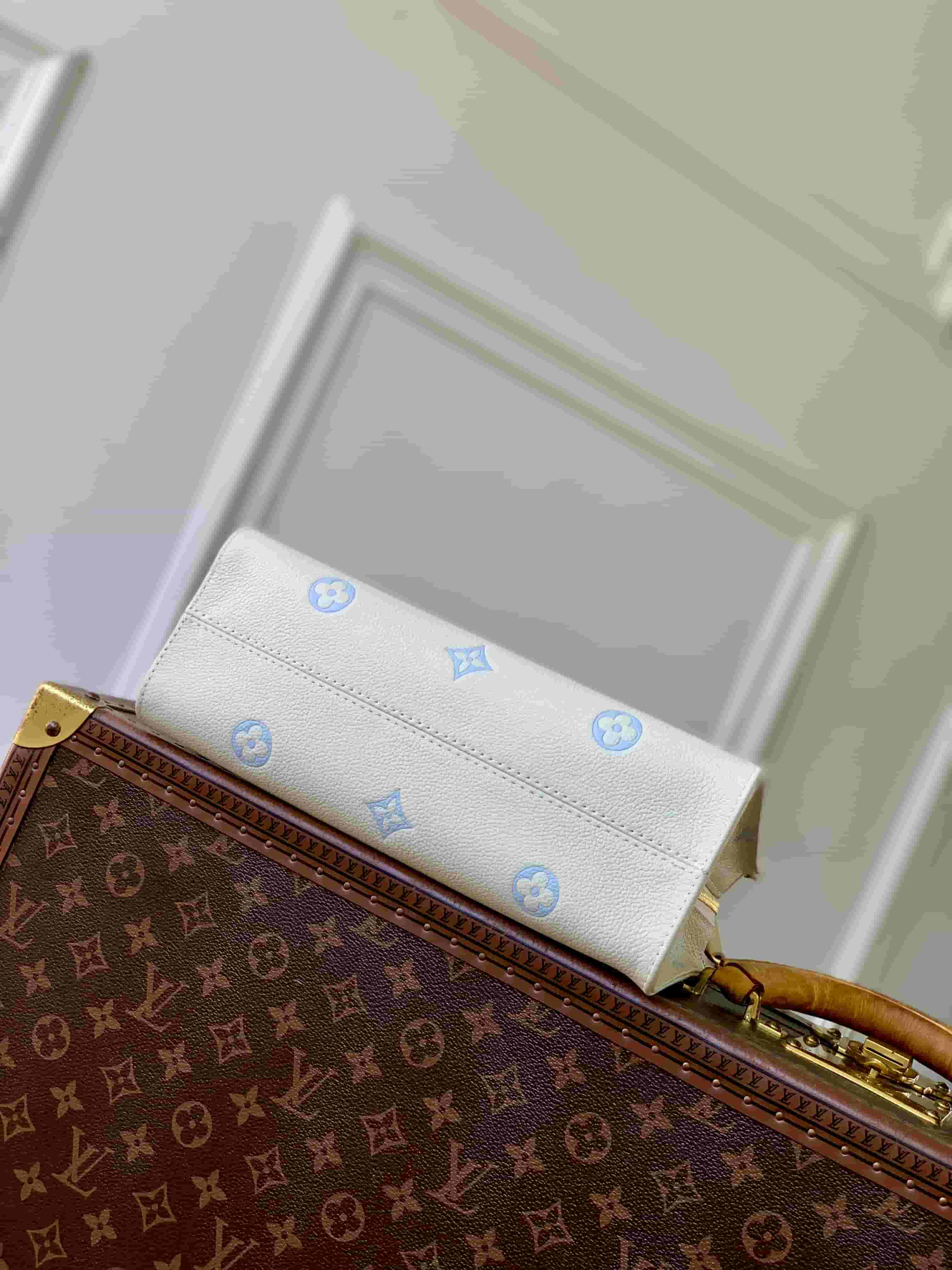 Louis Vuitton OnTheGo East West Milky White/Blue Cowhide leather M27577 High