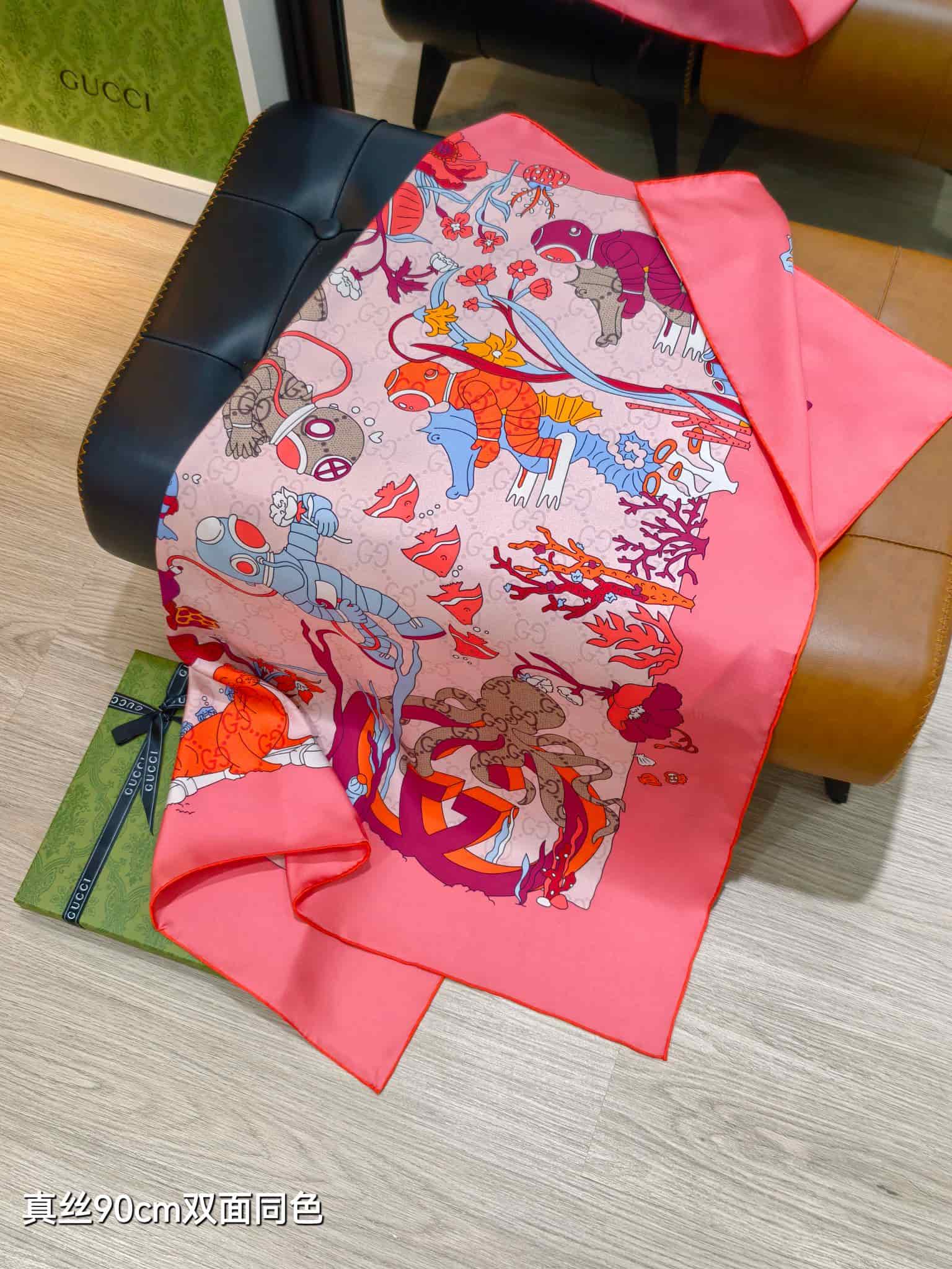 Gucci Printed silk carré in pink