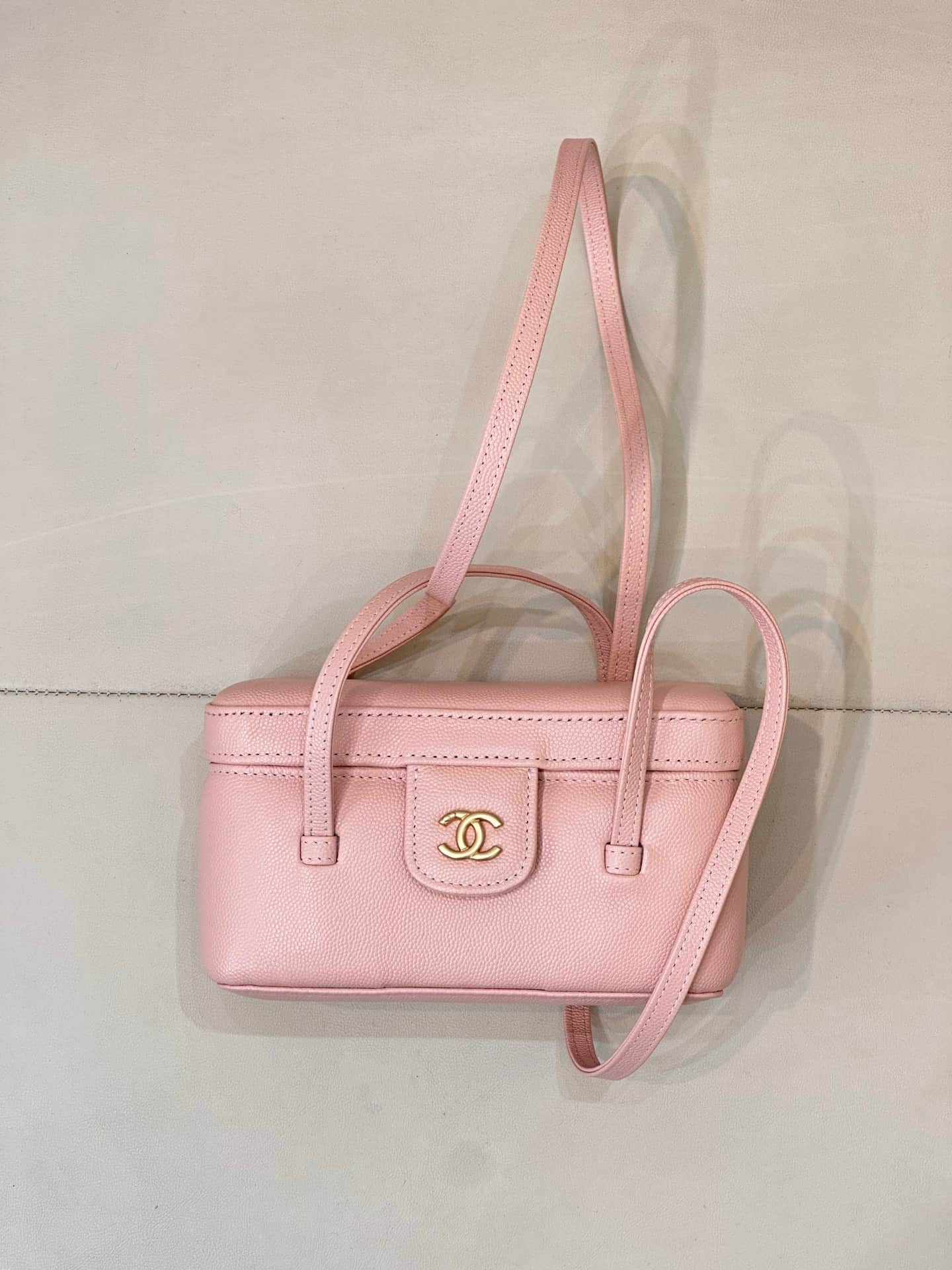 Chanel Long Vanity with Leather Strap Grained Shiny Calfskin & Gold-Tone Metal Light Pink AP5067 TOP