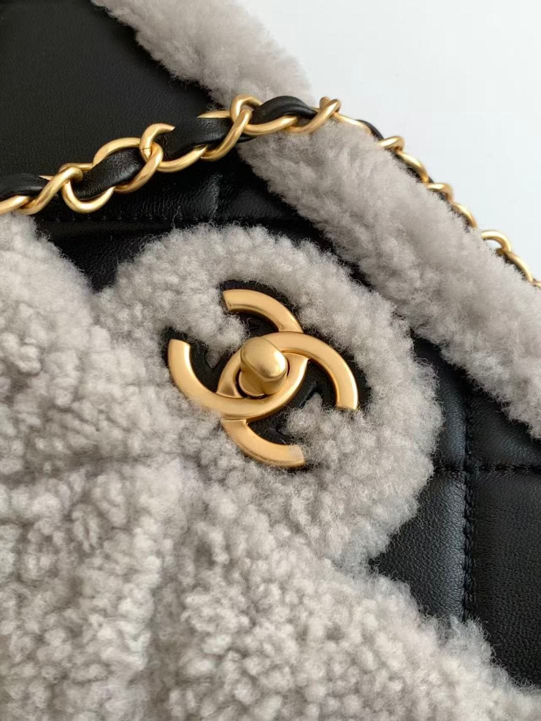 Chanel Small Shearling Flap Bag in Black lambskin with grey shearling & Gold-Tone Metal AS5149 A