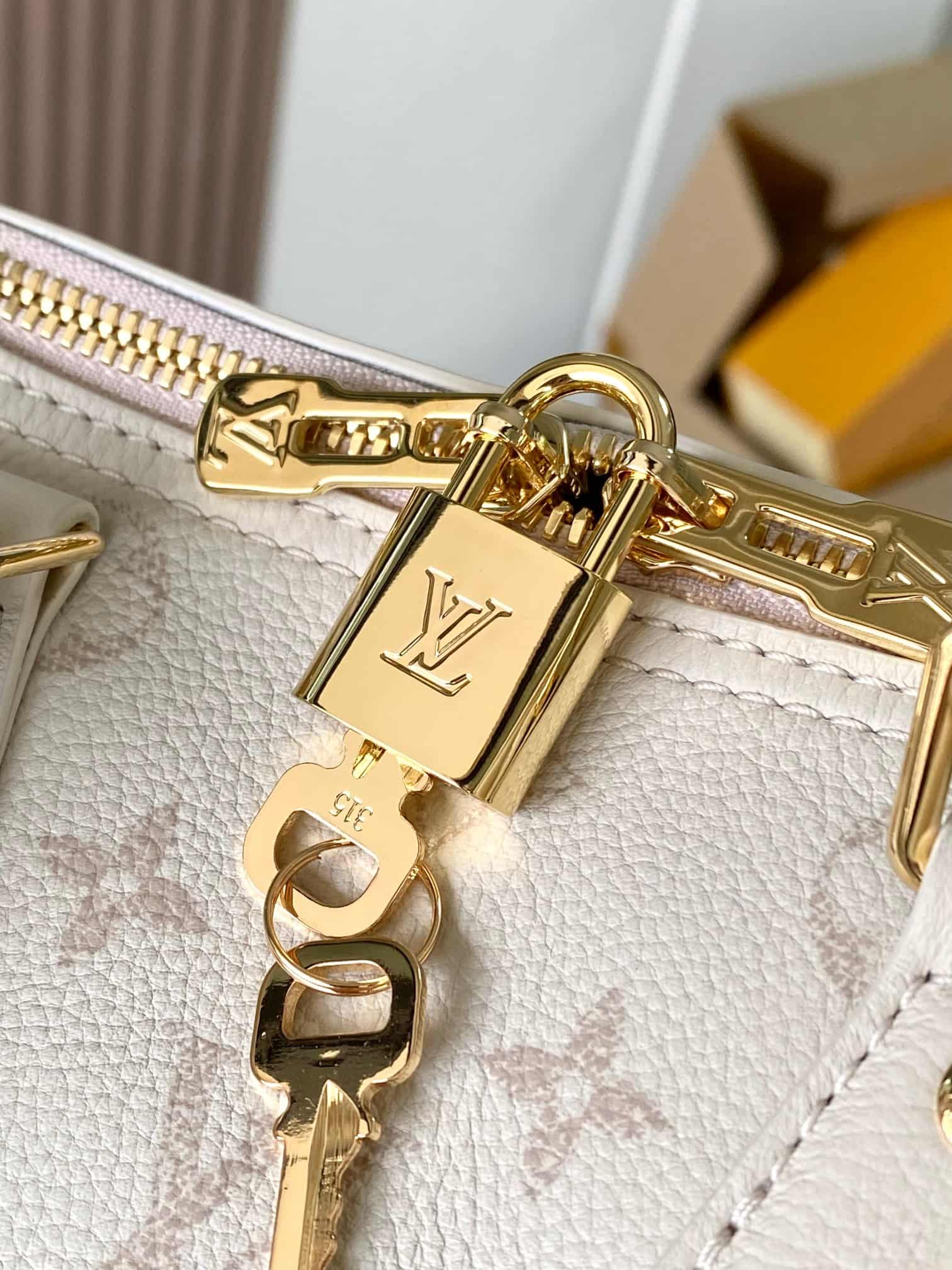 Louis Vuitton Speedy Bandoulière 25 Cream Calf leather M26690 TOP