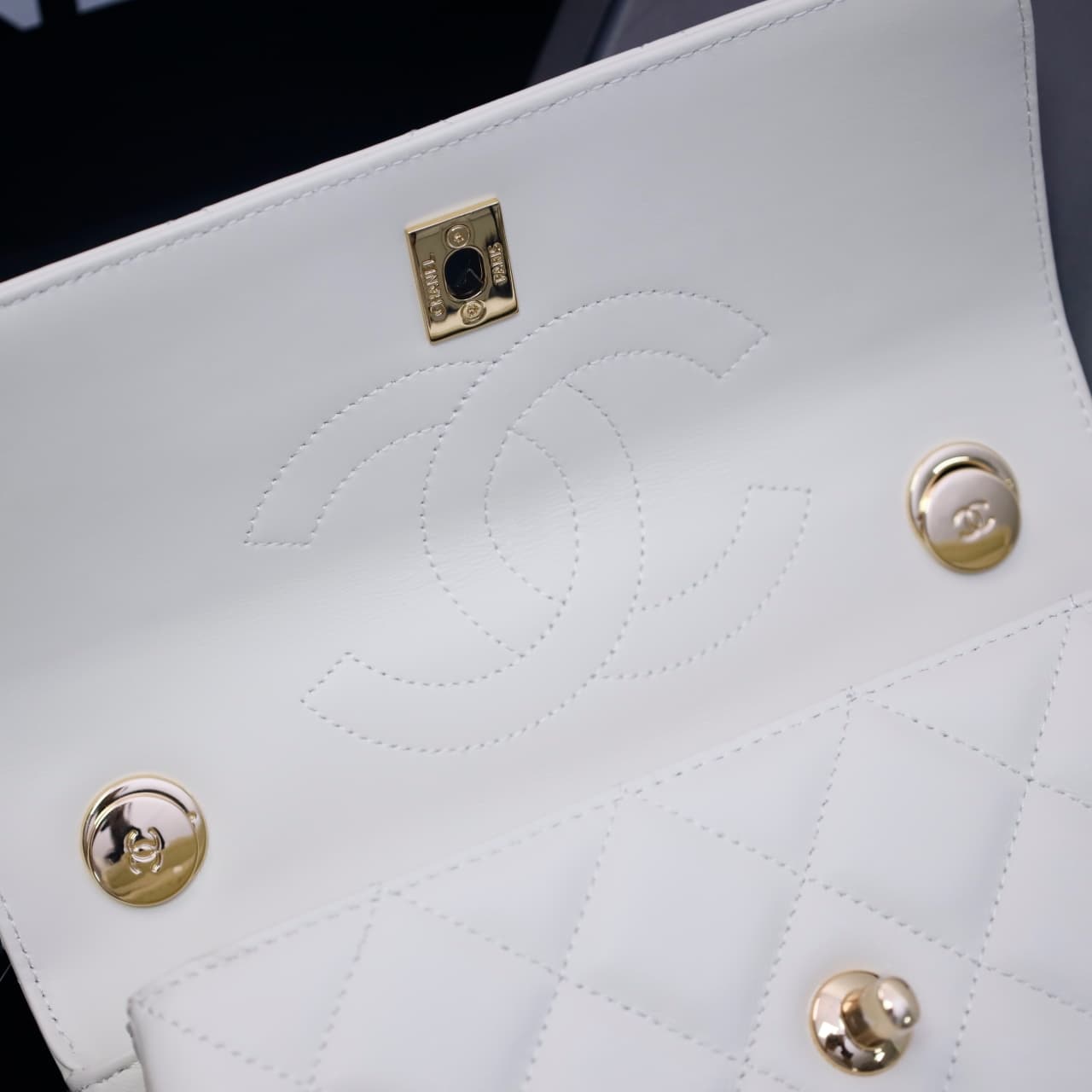 SMALL FLAP BAG WITH TOP HANDLE Lambskin Gold Metal White A