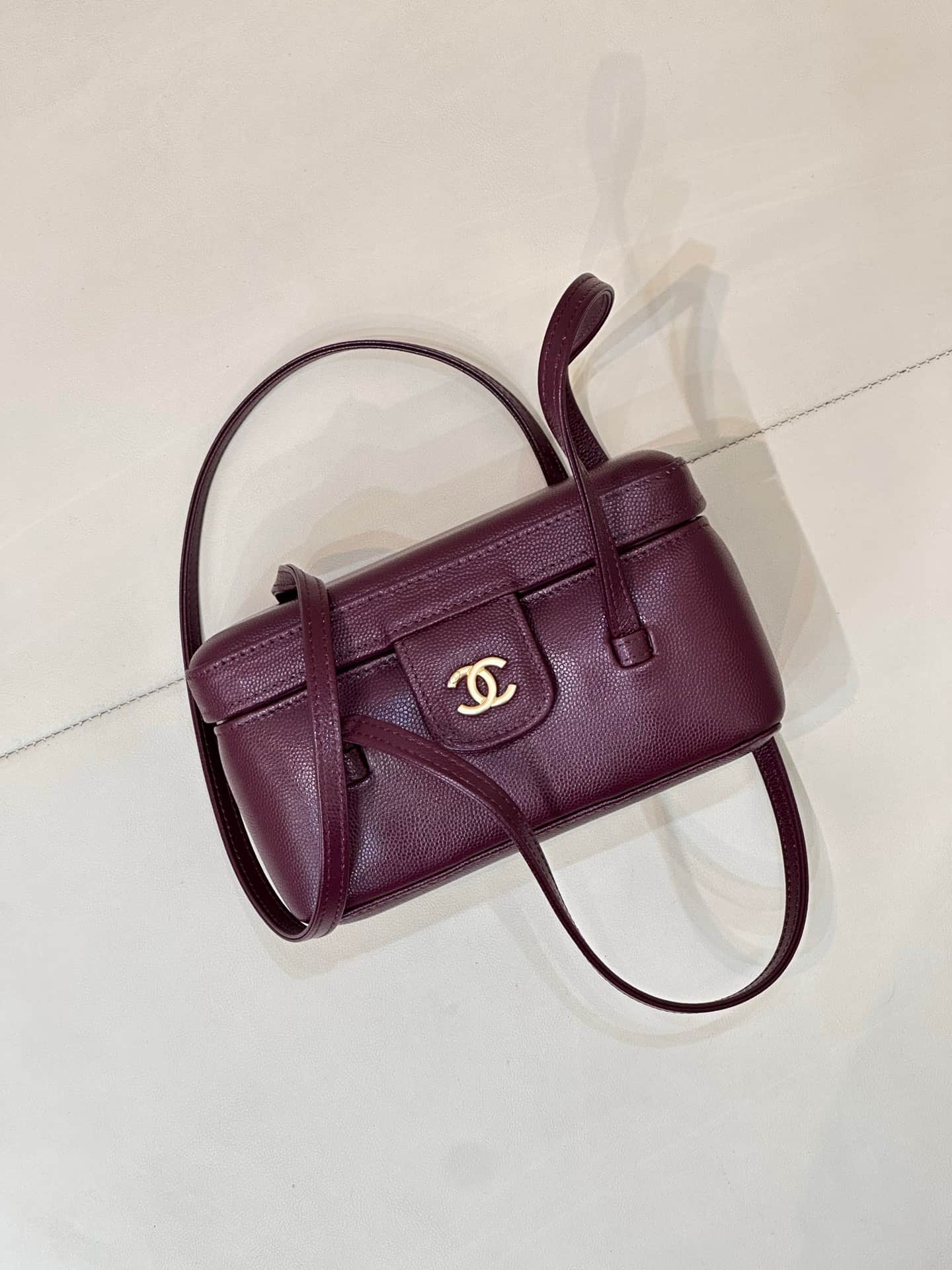 Chanel Long Vanity with Leather Strap Grained Shiny Calfskin & Gold-Tone Metal Claret AP5067 TOP