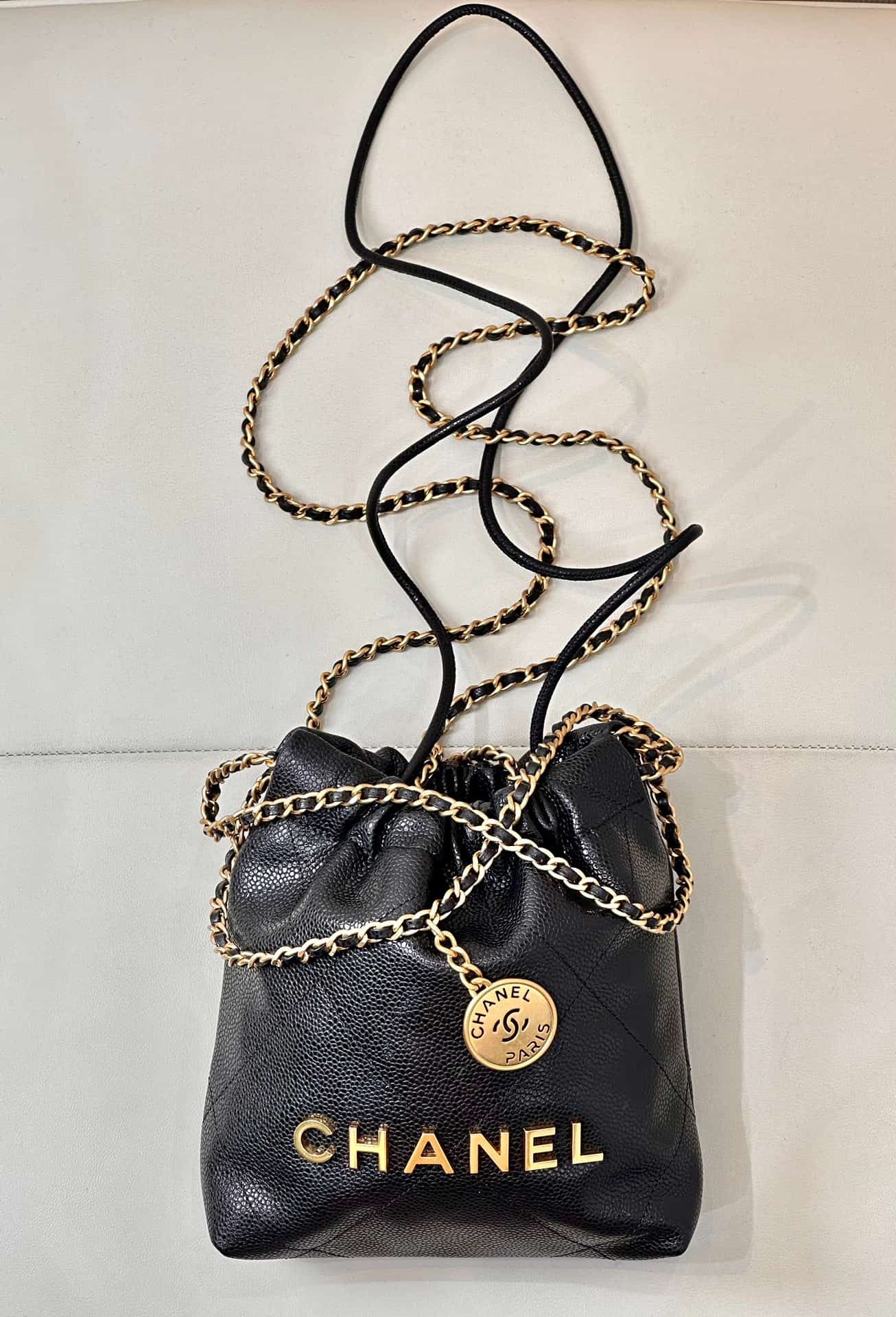 Chanel 22 MINI HANDBAG Grained Calfskin Black & Gold-Tone Metal AS3980 TOP