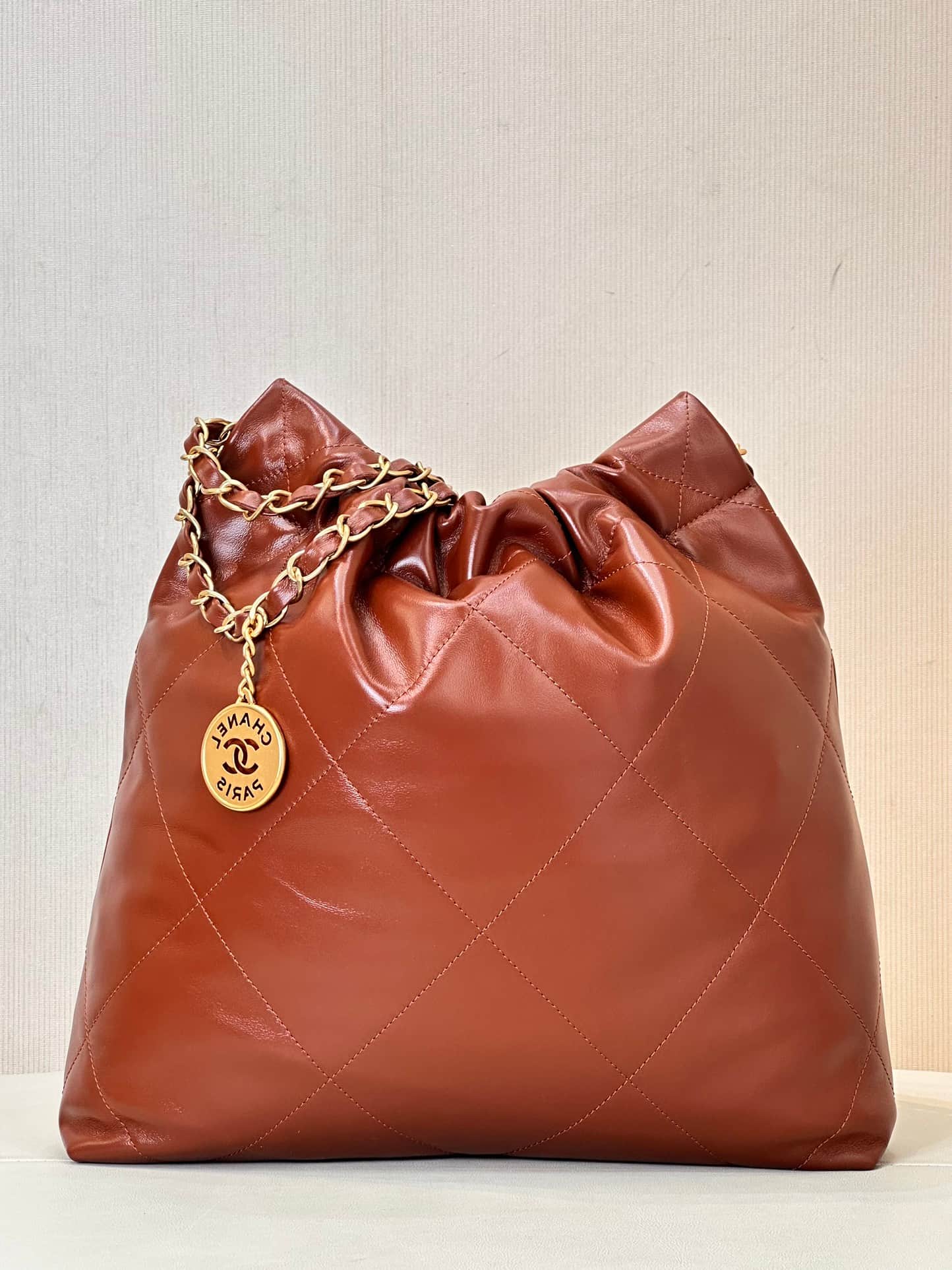Chanel 22 Small handbag Shiny calfskin & Gold-tone metal AS3260 Brown TOP