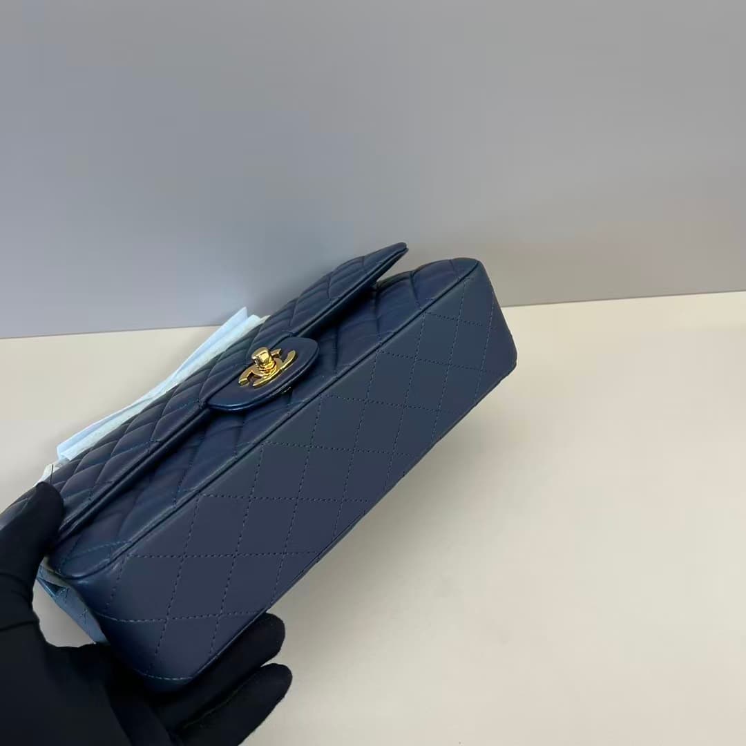 Medium CLASSIC HANDBAG Lambskin Navy Gold Metal B