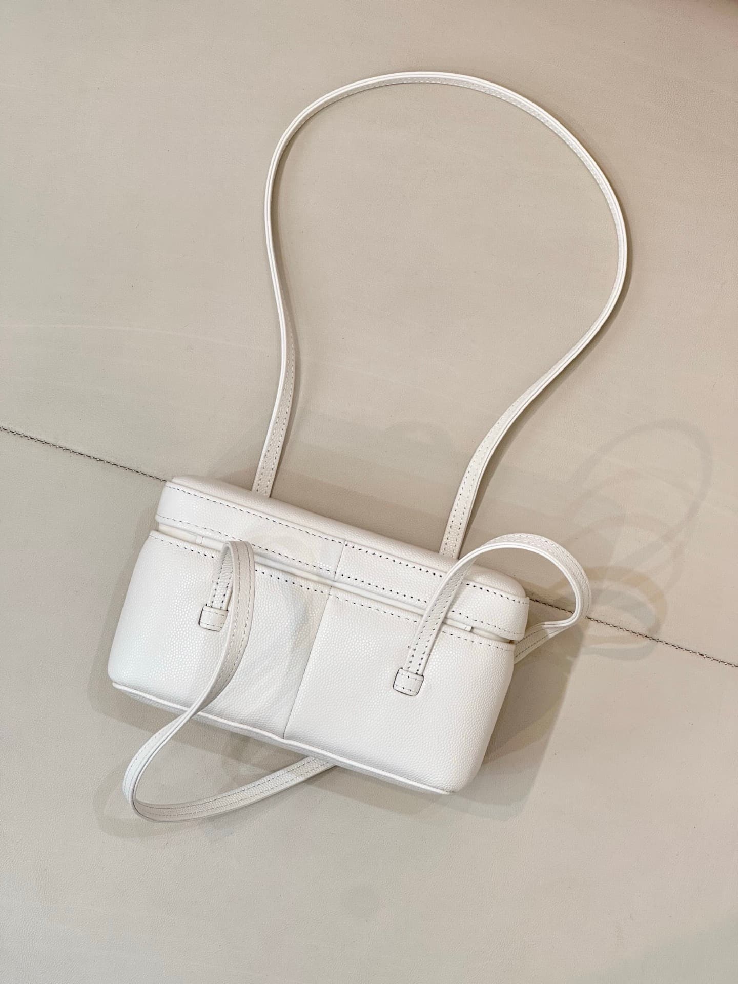Chanel Long Vanity with Leather Strap Grained Shiny Calfskin & Gold-Tone Metal White AP5067 TOP