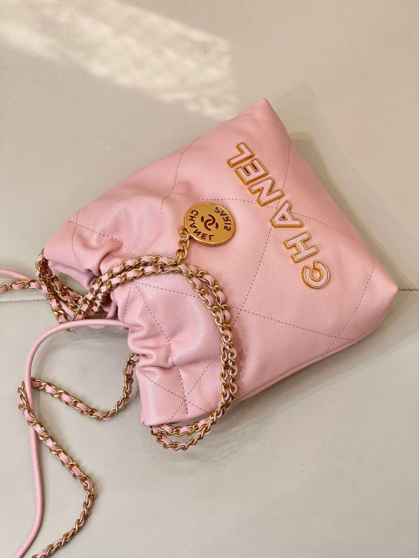 Chanel 22 MINI HANDBAG Shiny Calfskin Pink & Gold-Tone Metal AS3980 TOP