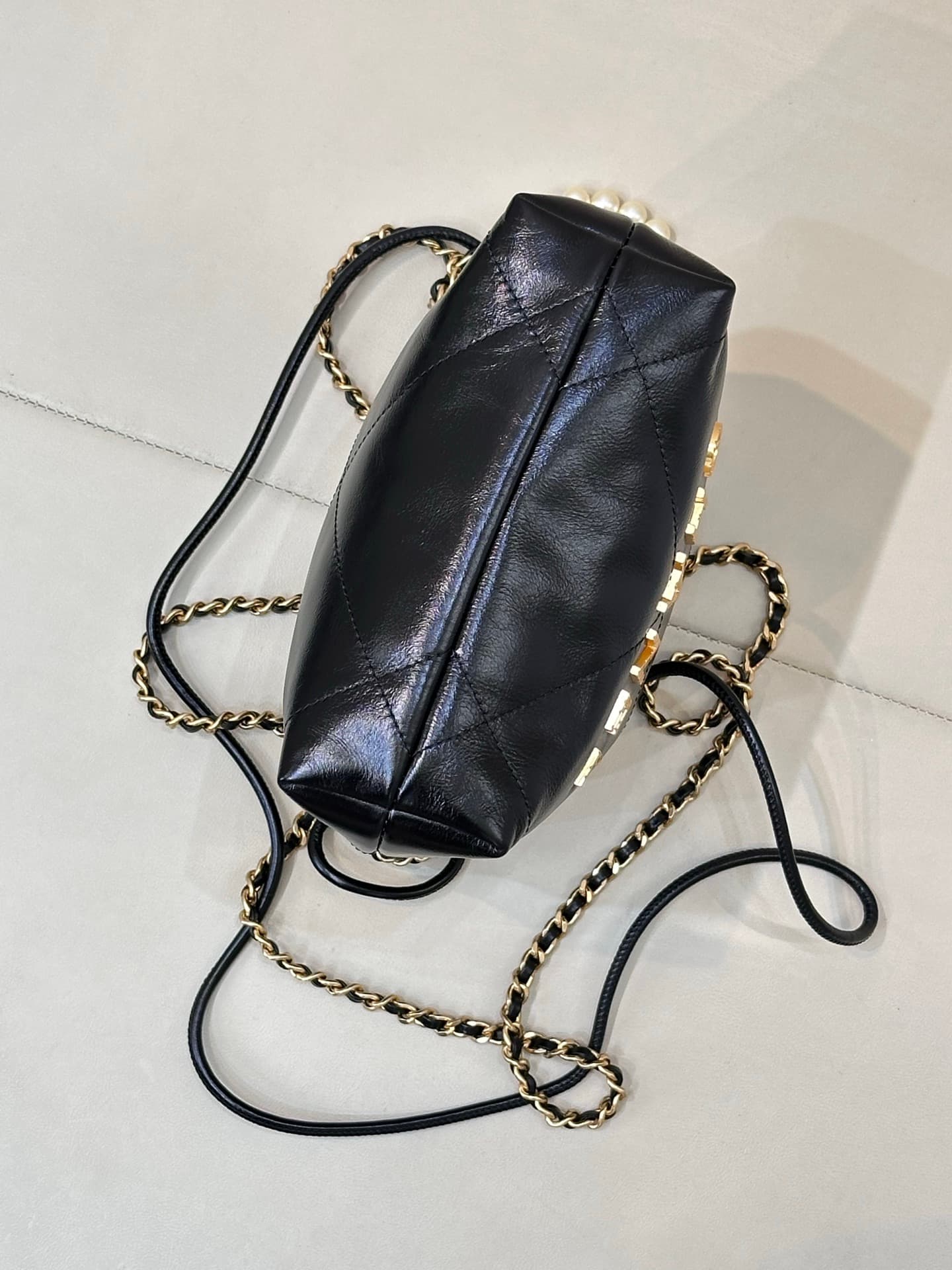 Chanel 22 MINI HANDBAG Shiny Calfskin Black & Gold-Tone Metal AS3980 TOP