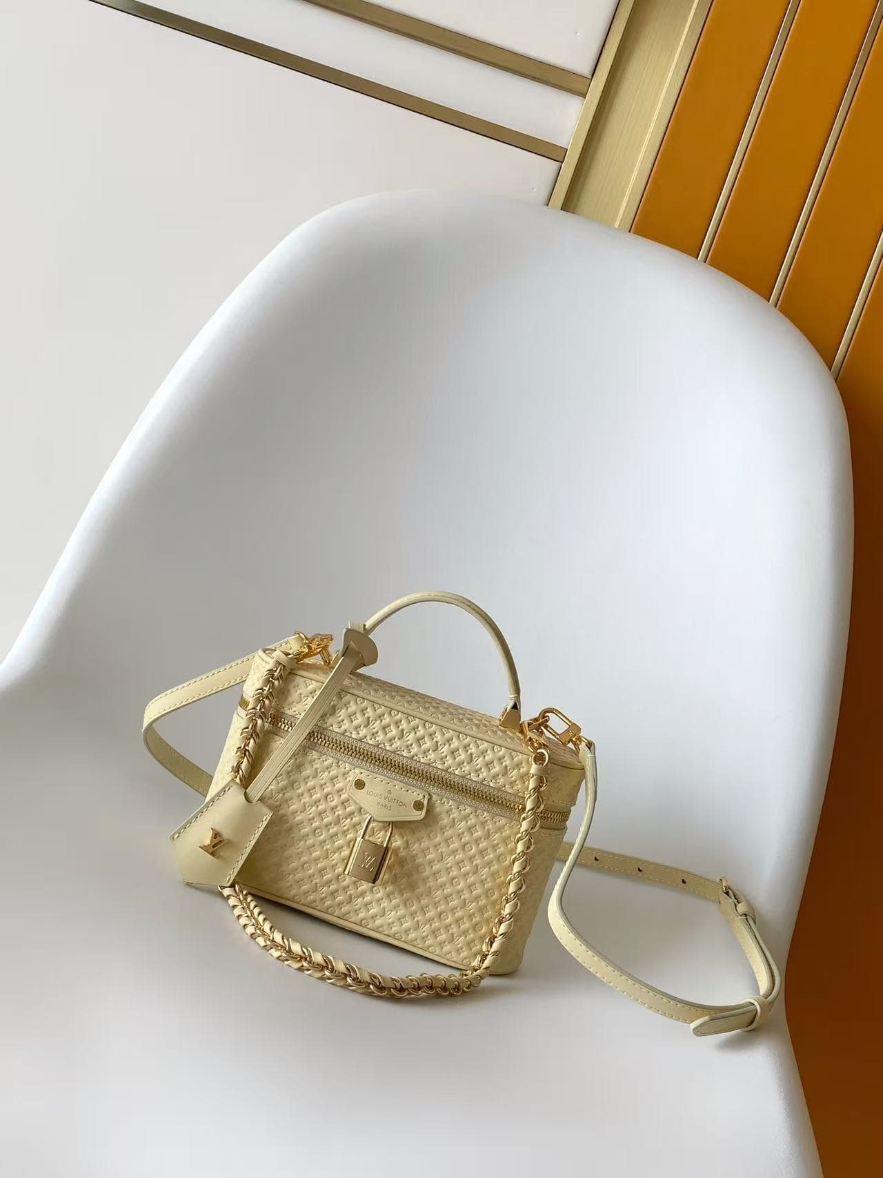 Louis Vuitton Vanity Chain Pouch Banana Calfskin leather M29051 High