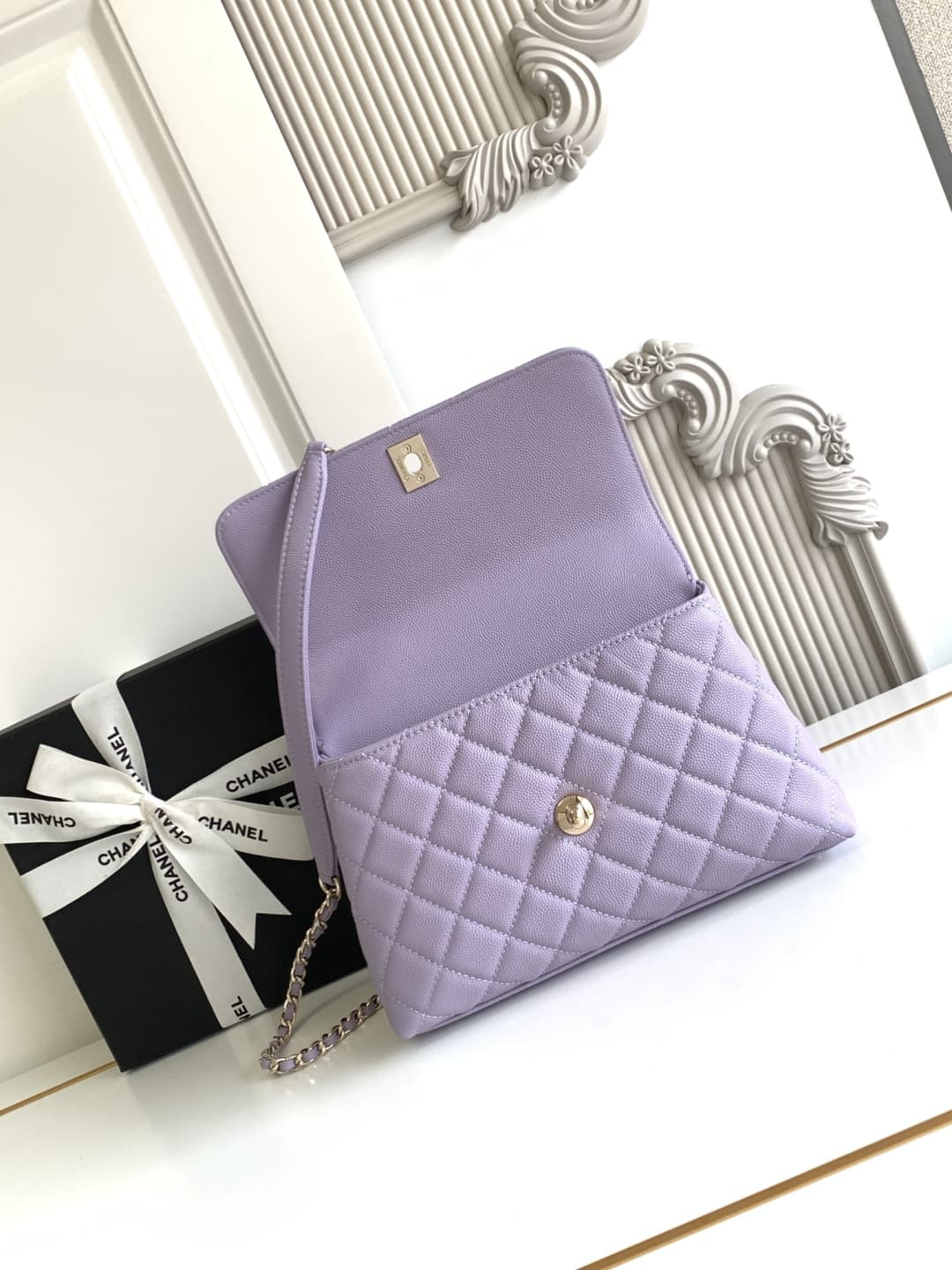FLAP BAG WITH TOP HANDLE Grained Calfskin & Gold-Tone Metal A92990 Lilac Binding A