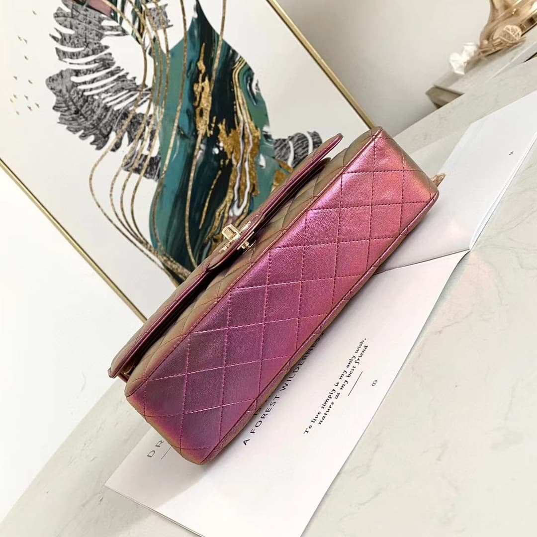 Medium CLASSIC HANDBAG Iridescent Lambskin & Gold-Tone Metal Pink A
